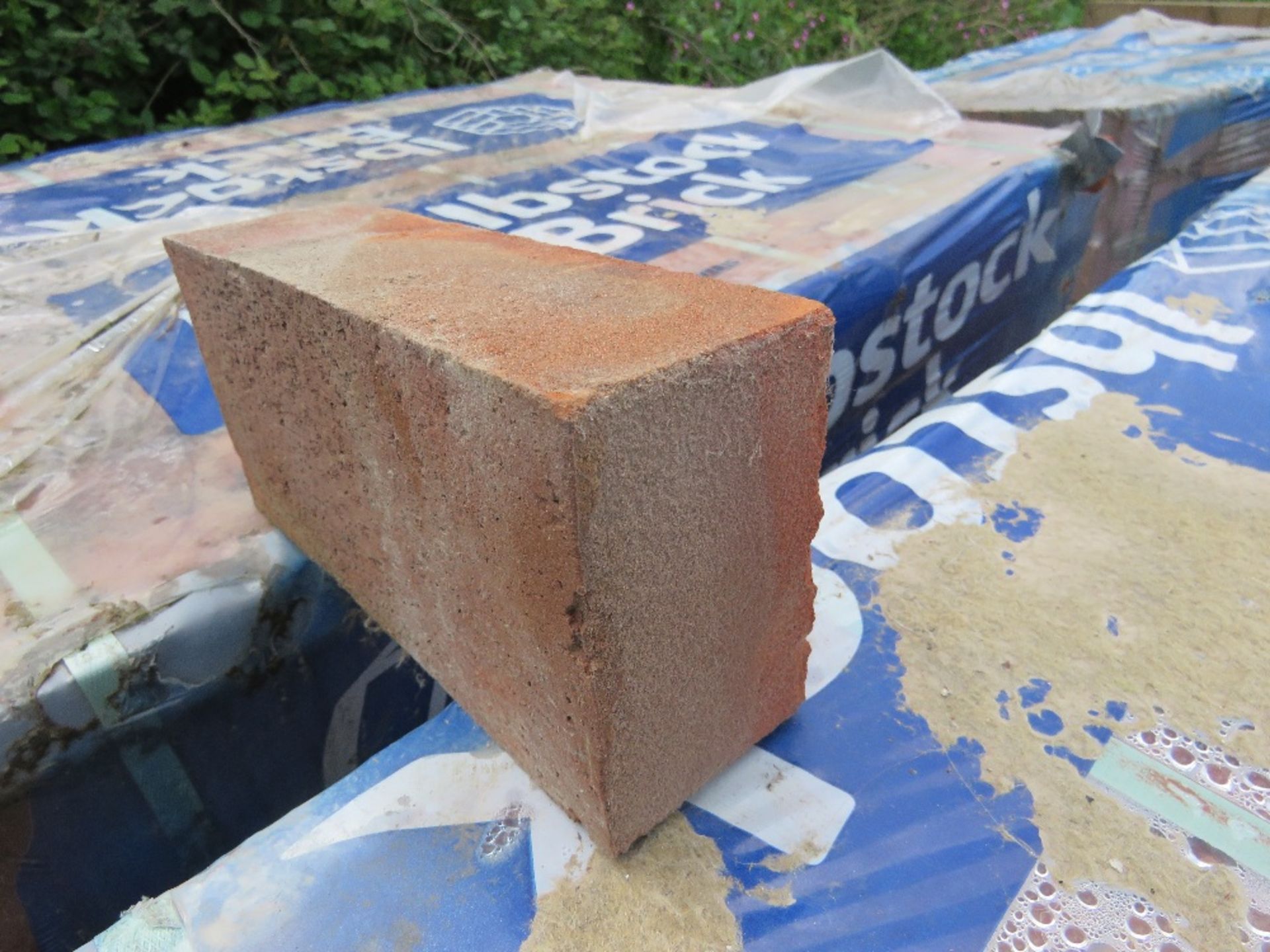 2NO PALLETS OF IBSTOCK LEICESTER AUTUMN MULTI RED BRICKS. 480NO IN EACH PACK APPROX. SURPLUS TO REQU - Image 5 of 5