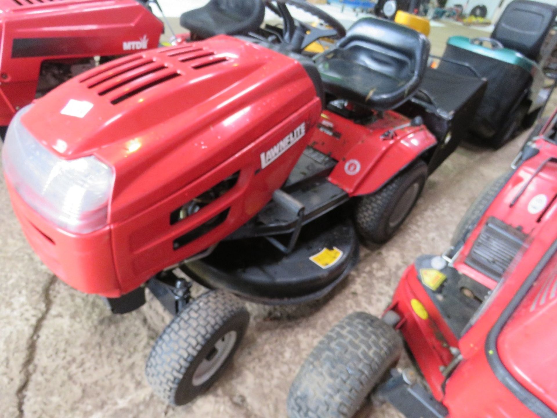 MTD LAWNFLITE RIDE ON MOWER WITH COLLECTOR. WHEN BRIEFLY TESTED WAS SEEN TO RUN, DRIVE AND MOWERS EN