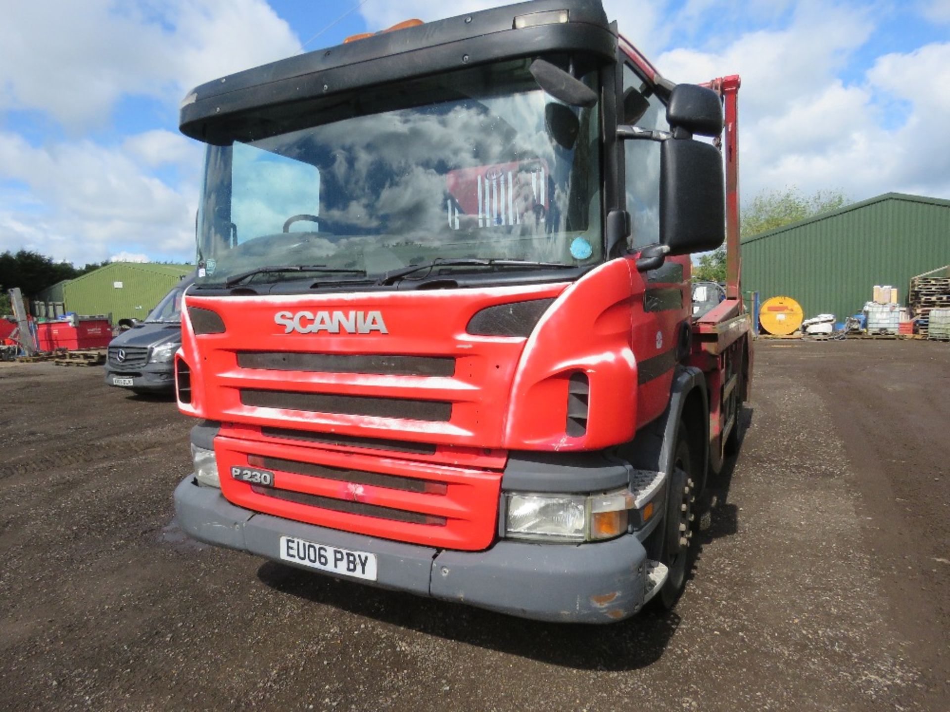 SCANIA P230 4X2 CHAIN LIFT SKIP LORRY YEAR 2006. REG:EU06 PBY. 402,445 REC KMS. MANUAL GEARBOX. 18 T - Image 3 of 18