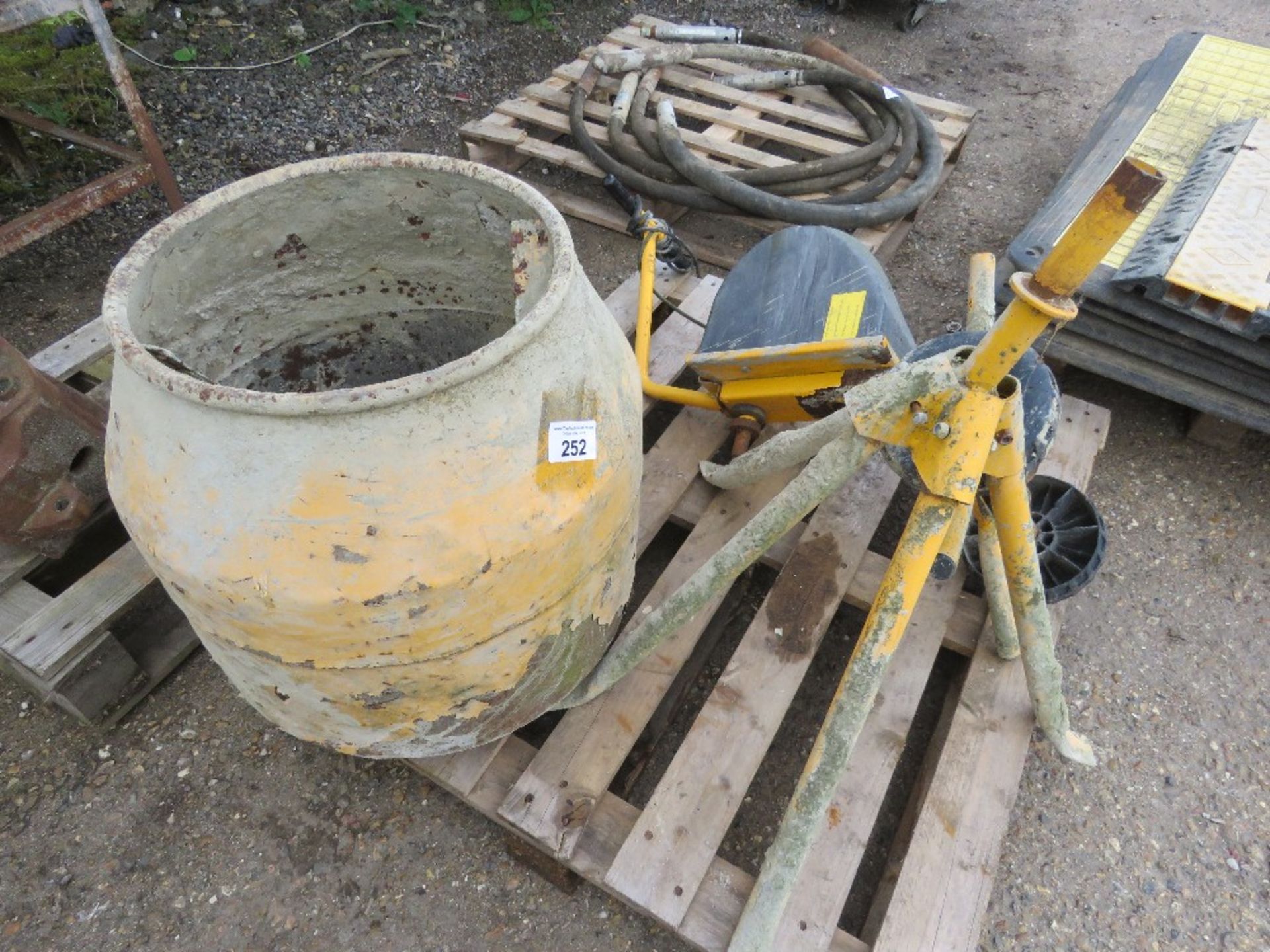 SMALL SIZED CEMENT MIXER 240VOLT POWERED.....THIS LOT IS SOLD UNDER THE AUCTIONEERS MARGIN SCHEME, T