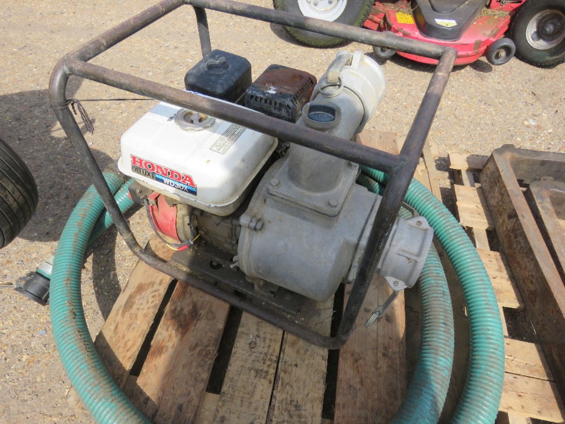 PETROL ENGINED WATER PUMP WITH HOSE. - Image 4 of 5