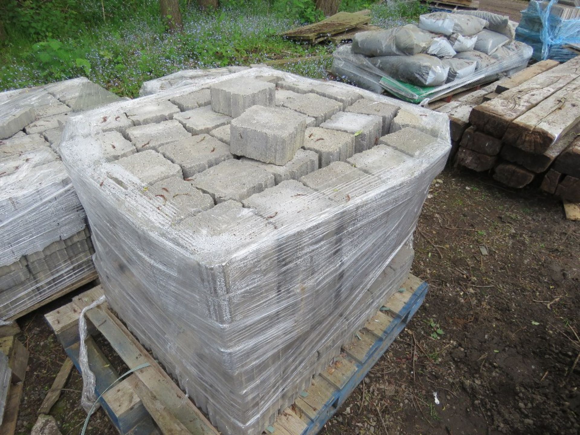 4 X PALLETS OF GREY PAVING BLOCKS.....THIS LOT IS SOLD UNDER THE AUCTIONEERS MARGIN SCHEME, THEREFO - Image 4 of 9