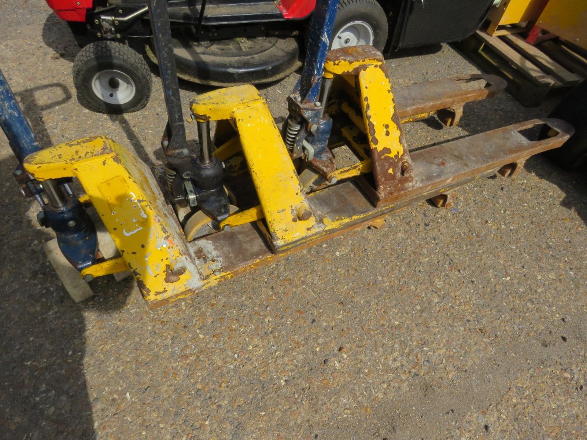 3 X HYDRAULIC PALLET TRUCKS. - Image 4 of 5