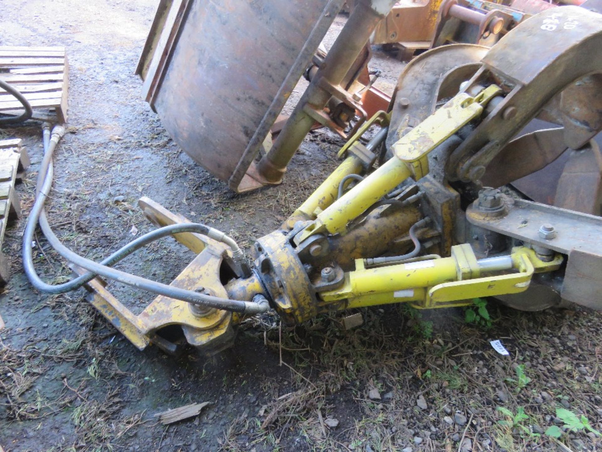 EXCAVATOR MOUNTED 5 TINE SCRAP GRAB WITH ROTATOR ON 65MM PINS, RAMS DONE LITTLE WORK SINCE REFURBISH - Image 3 of 5