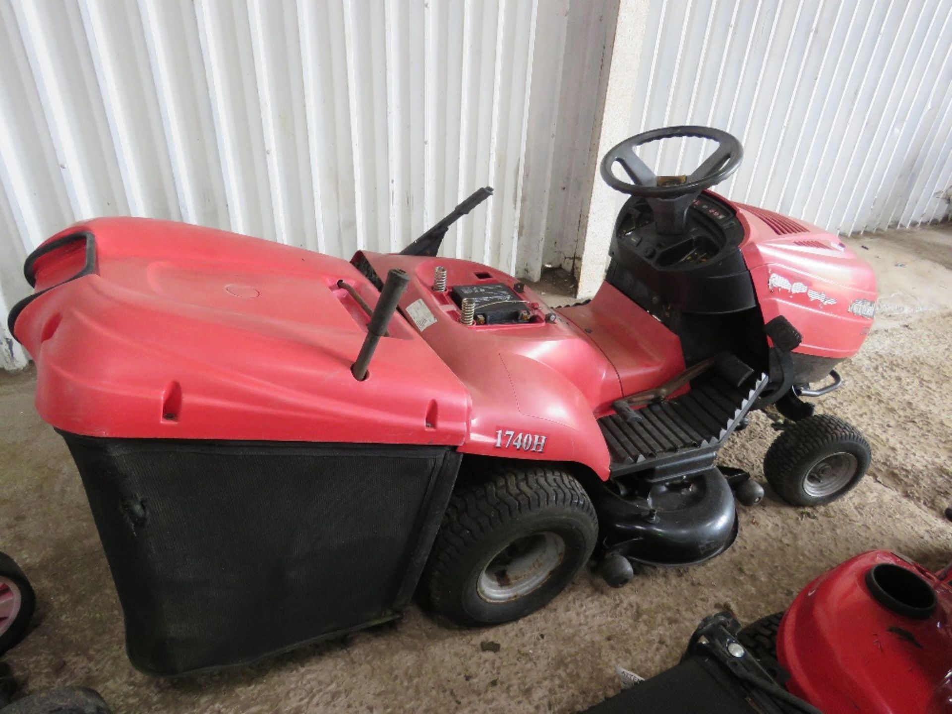 MOUNTFIELD 1740H HYDRO RIDE ON MOWER WITH COLLECTOR, NO SEAT....THIS LOT IS SOLD UNDER THE AUCTIONEE - Image 5 of 9