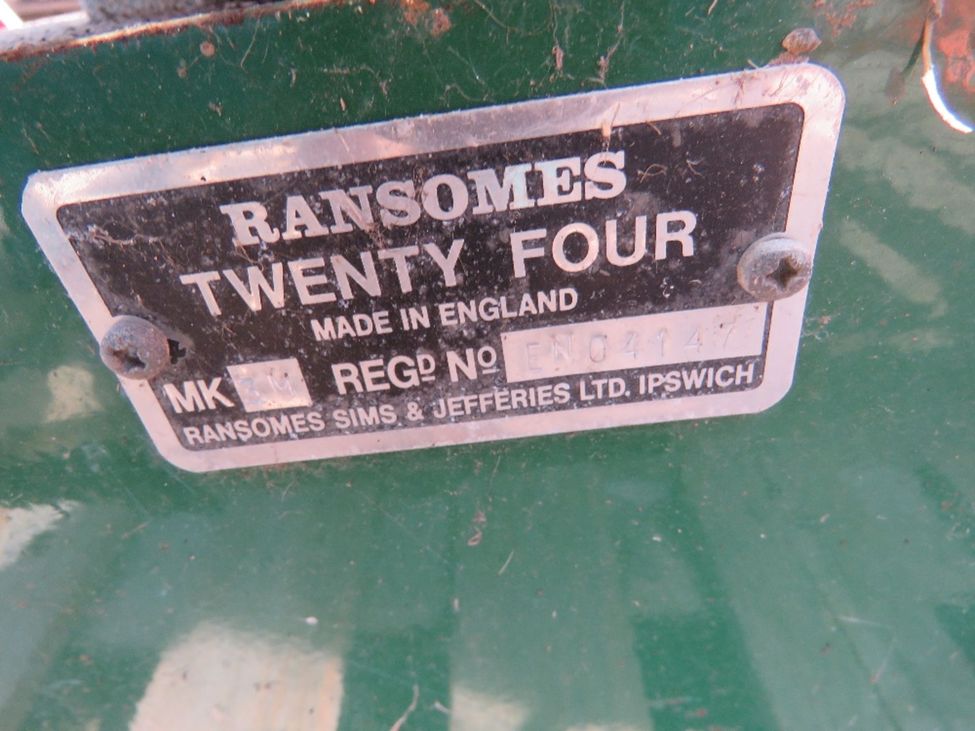 RANSOMES TWENTY FOUR CYLINDER MOWER WITH GRASS BOX, HONDA POWERED. OWNER MOVING HOUSE.....THIS LOT I - Image 5 of 5