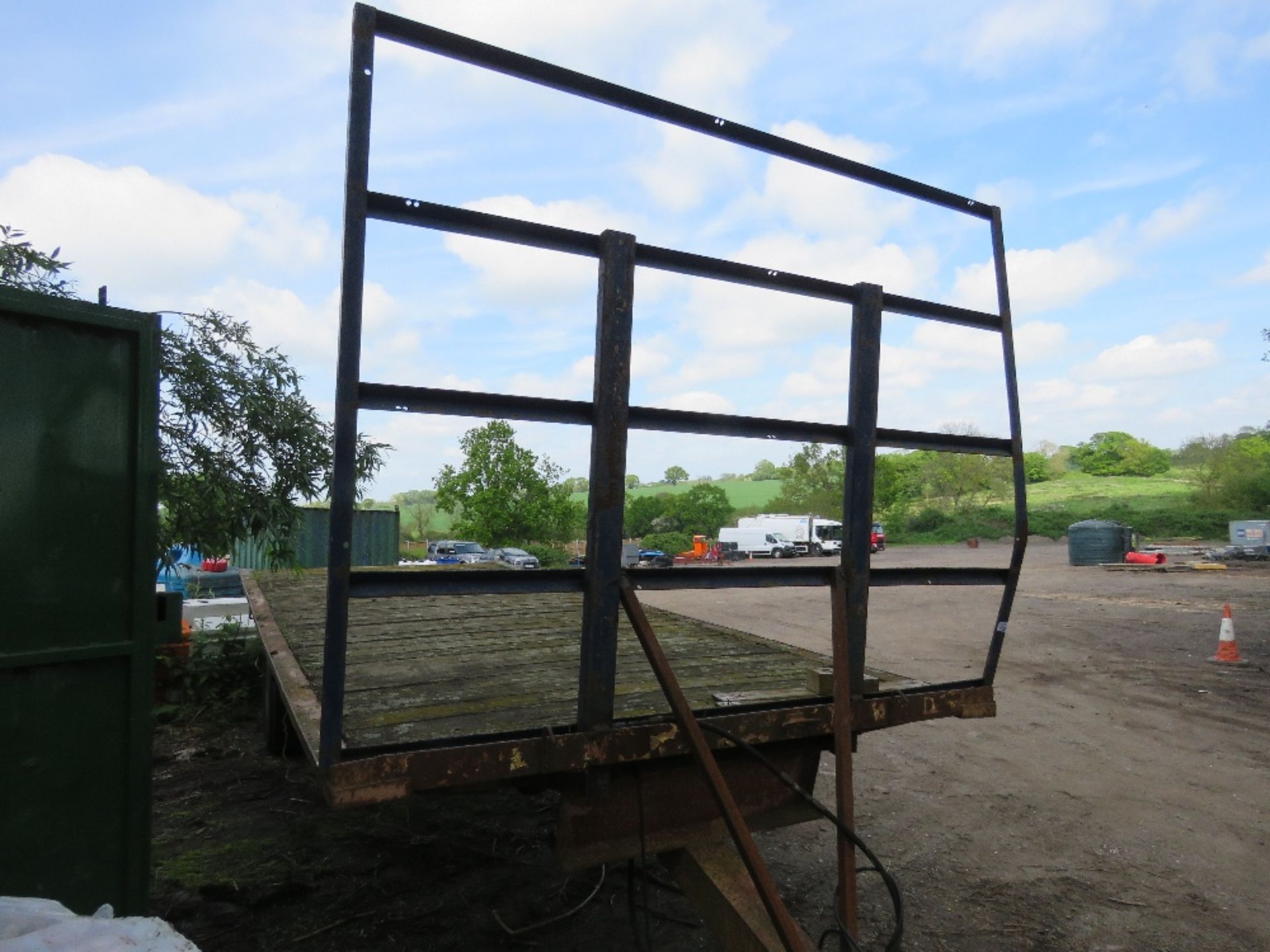 SINGLE AXLED FLAT BED BALE TRAILER, 20FT X 8FT BED APPROX ON SUPER SINGLE WHEELS.....THIS LOT IS SOL - Image 3 of 8