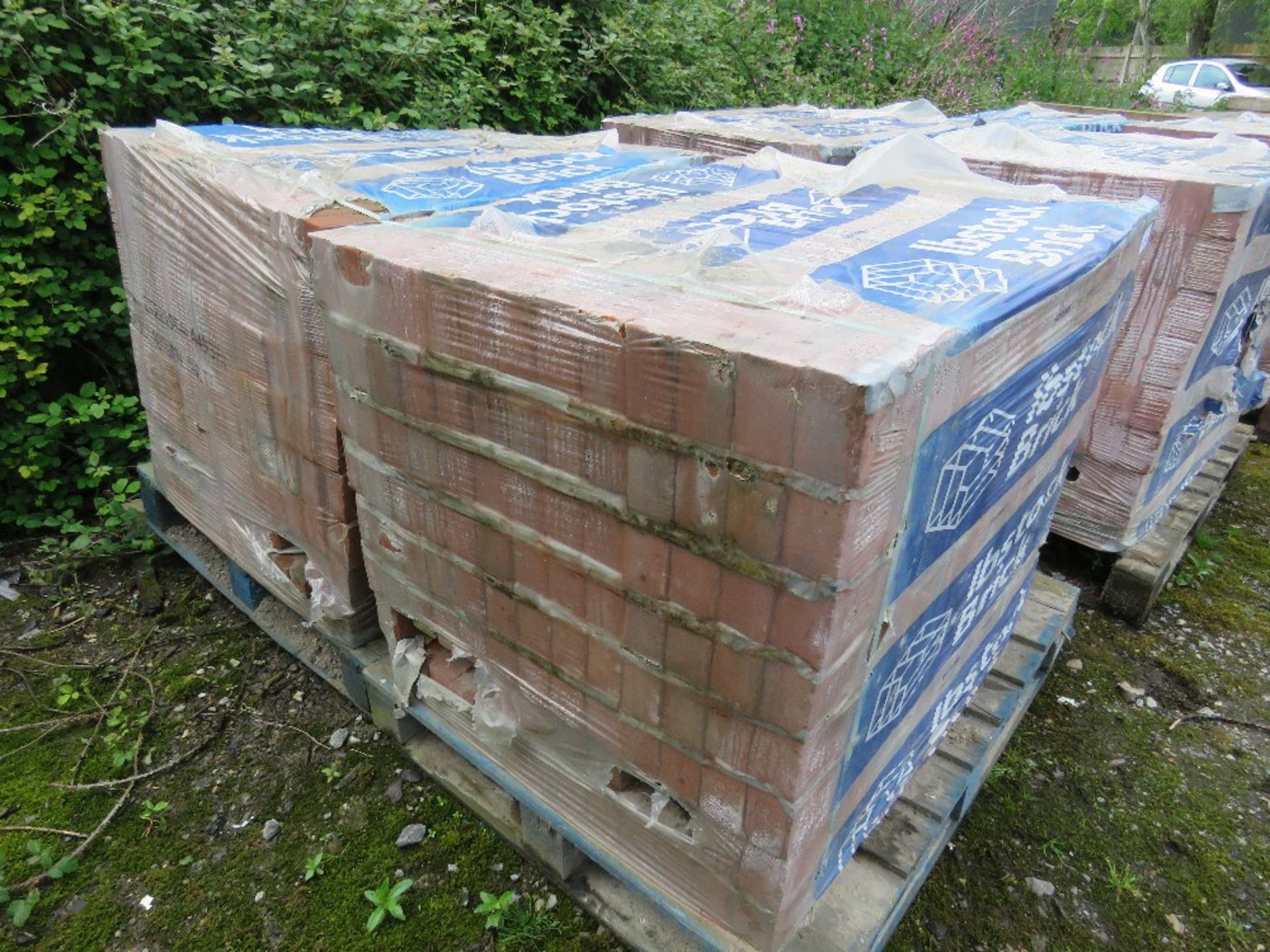 2NO PALLETS OF IBSTOCK LEICESTER AUTUMN MULTI RED BRICKS. 480NO IN EACH PACK APPROX. SURPLUS TO REQU