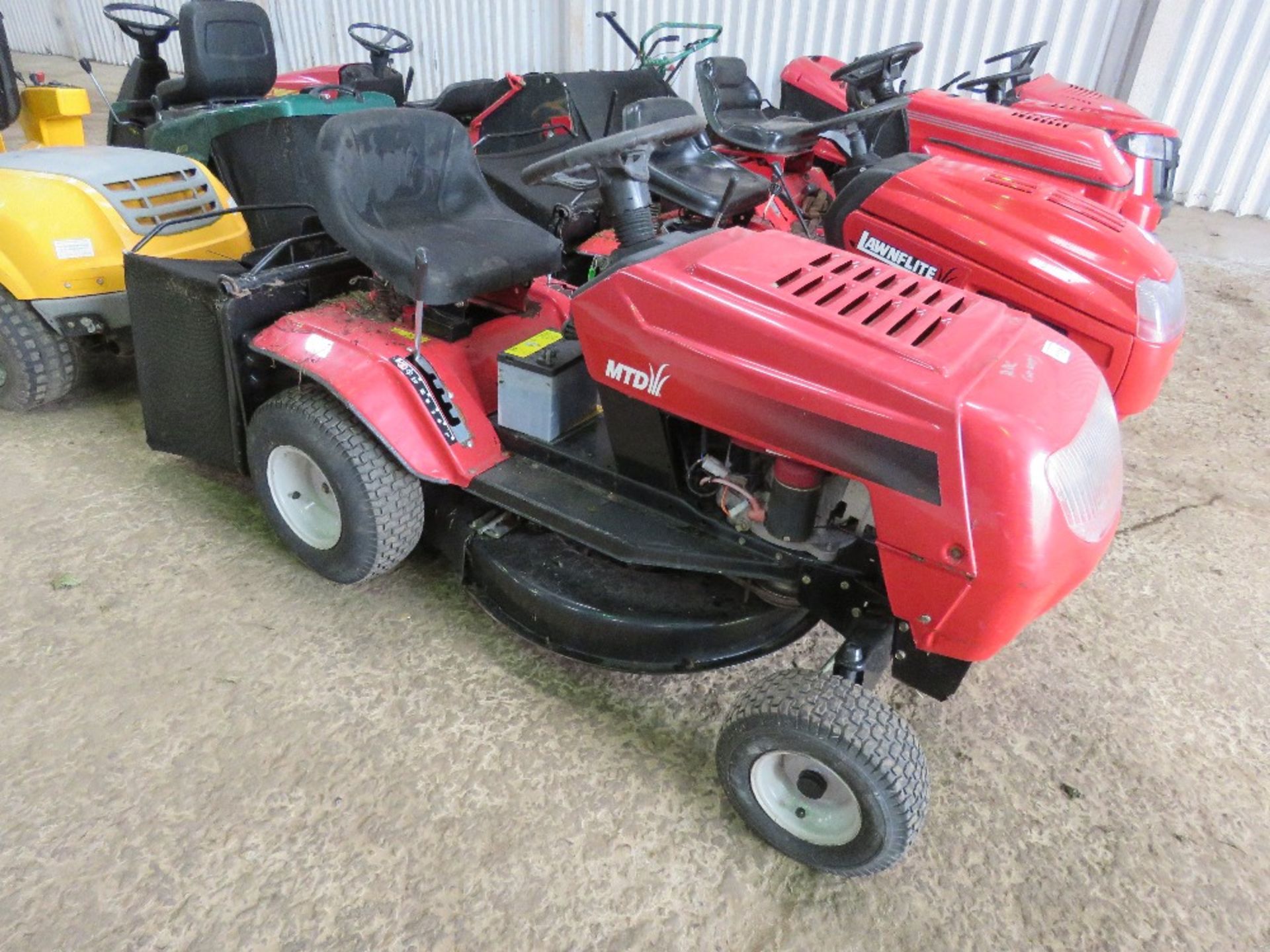 MTD SPIDER 76RD RIDER RIDE ON MOWER WITH COLLECTOR. WHEN BRIEFLY TESTED WAS SEEN TO RUN, DRIVE AND M - Image 2 of 10