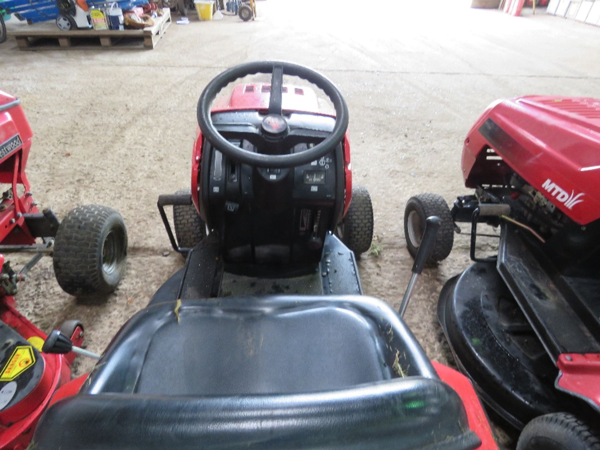 MTD LAWNFLITE RIDE ON MOWER WITH COLLECTOR. WHEN BRIEFLY TESTED WAS SEEN TO RUN, DRIVE AND MOWERS EN - Image 6 of 9