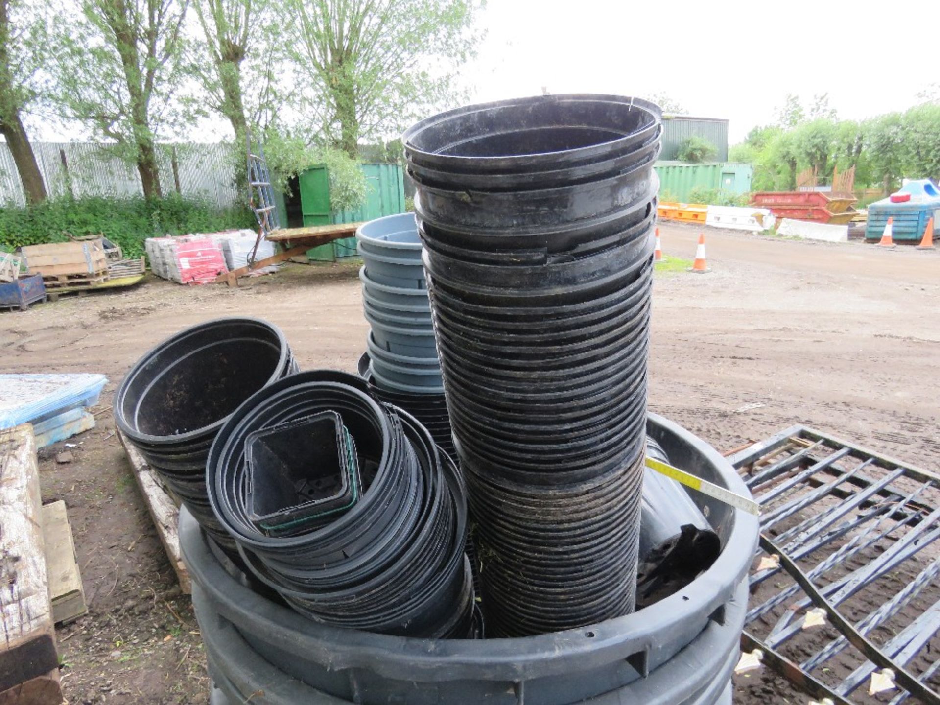PALLET OF ASSORTED PLANT & TREE POTS.....THIS LOT IS SOLD UNDER THE AUCTIONEERS MARGIN SCHEME, THERE - Image 3 of 4