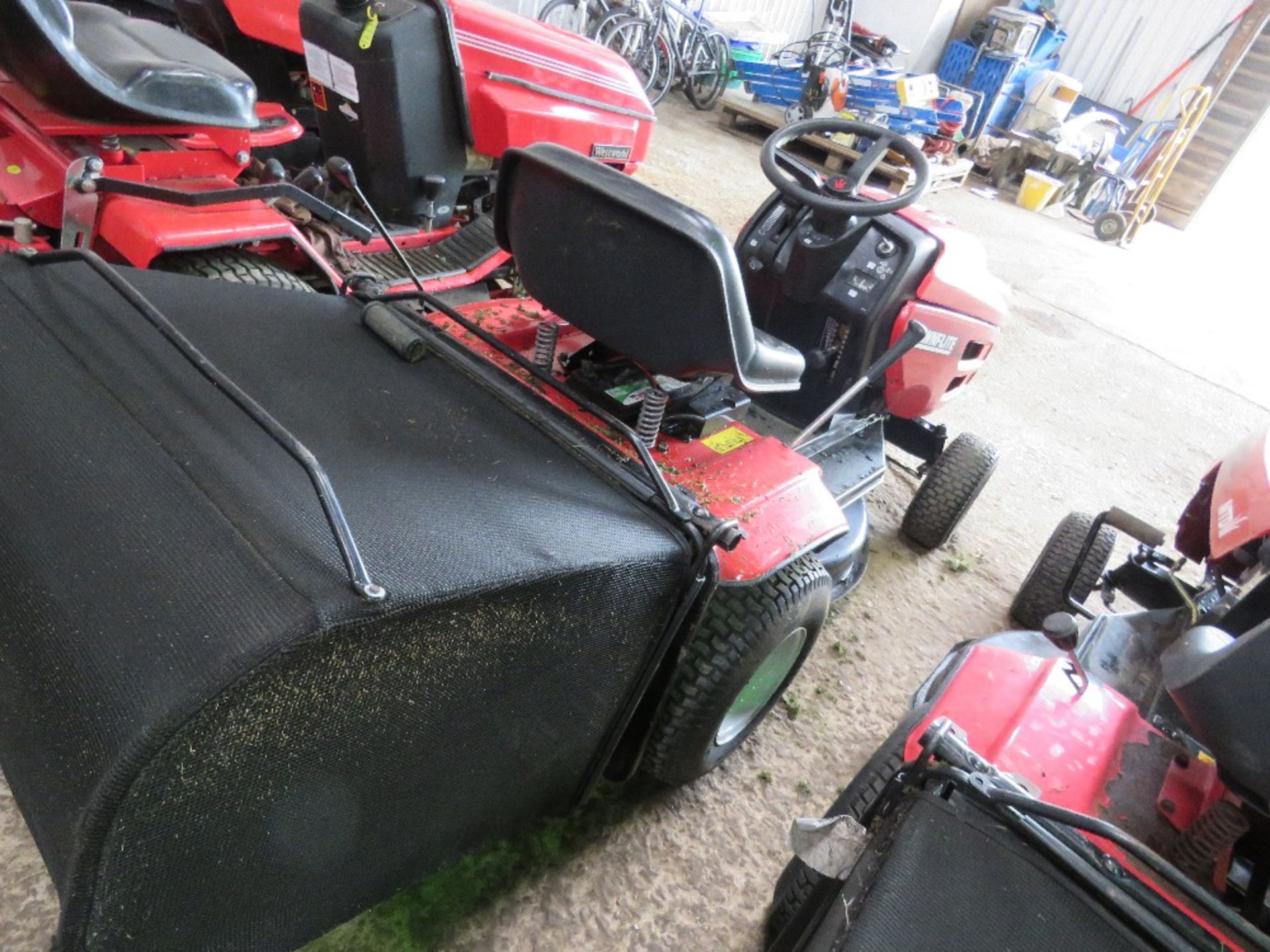 MTD LAWNFLITE RIDE ON MOWER WITH COLLECTOR. WHEN BRIEFLY TESTED WAS SEEN TO RUN, DRIVE AND MOWERS EN - Image 4 of 9