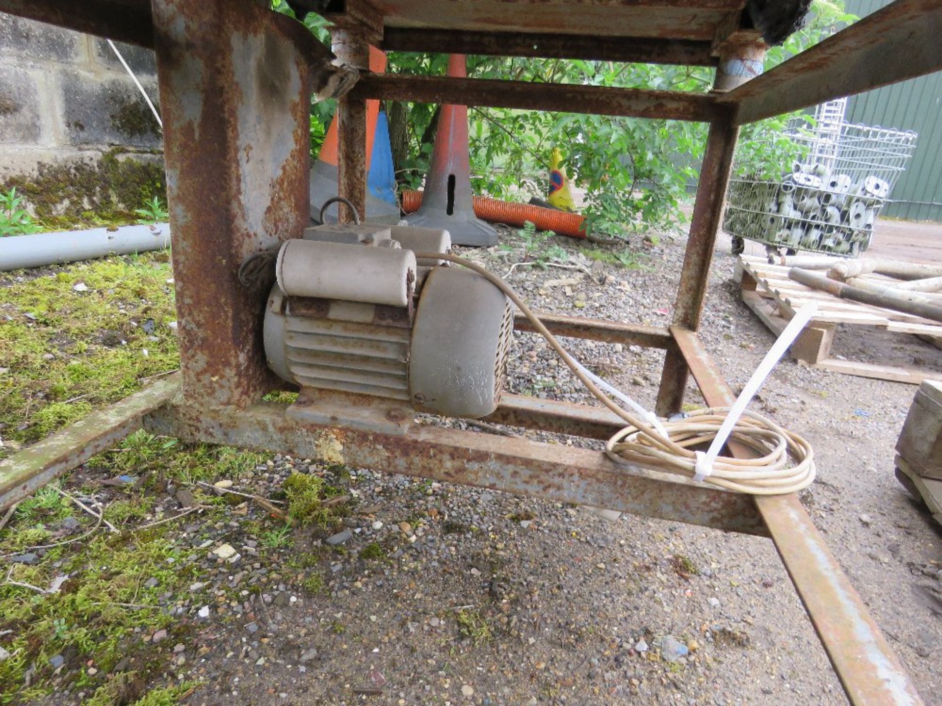 SLAB MAKING VIBRATING TABLE 240VOLT POWERED....THIS LOT IS SOLD UNDER THE AUCTIONEERS MARGIN SCHEME, - Image 4 of 4