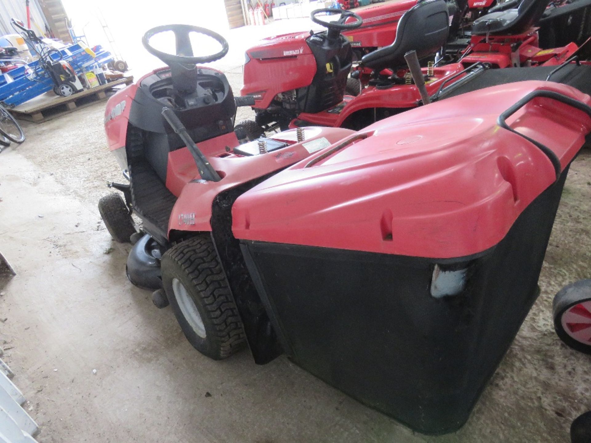 MOUNTFIELD 1740H HYDRO RIDE ON MOWER WITH COLLECTOR, NO SEAT....THIS LOT IS SOLD UNDER THE AUCTIONEE - Image 4 of 9