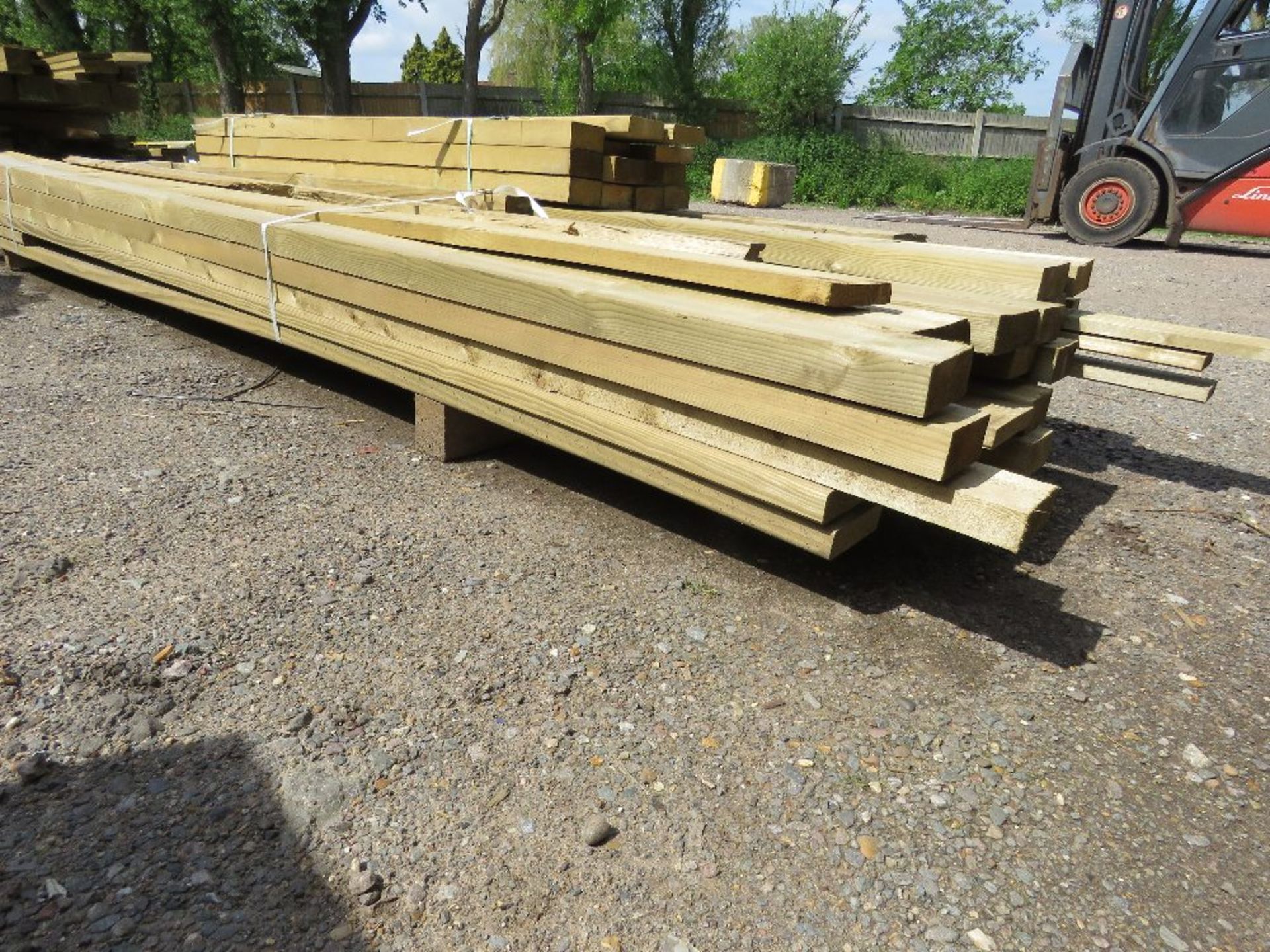 2 X BUNDLES OF TREATED FENCING TIMBERS, POSTS AND BOARDS AS SHOWN, 5-12FT LENGTH APPROX. - Image 4 of 4