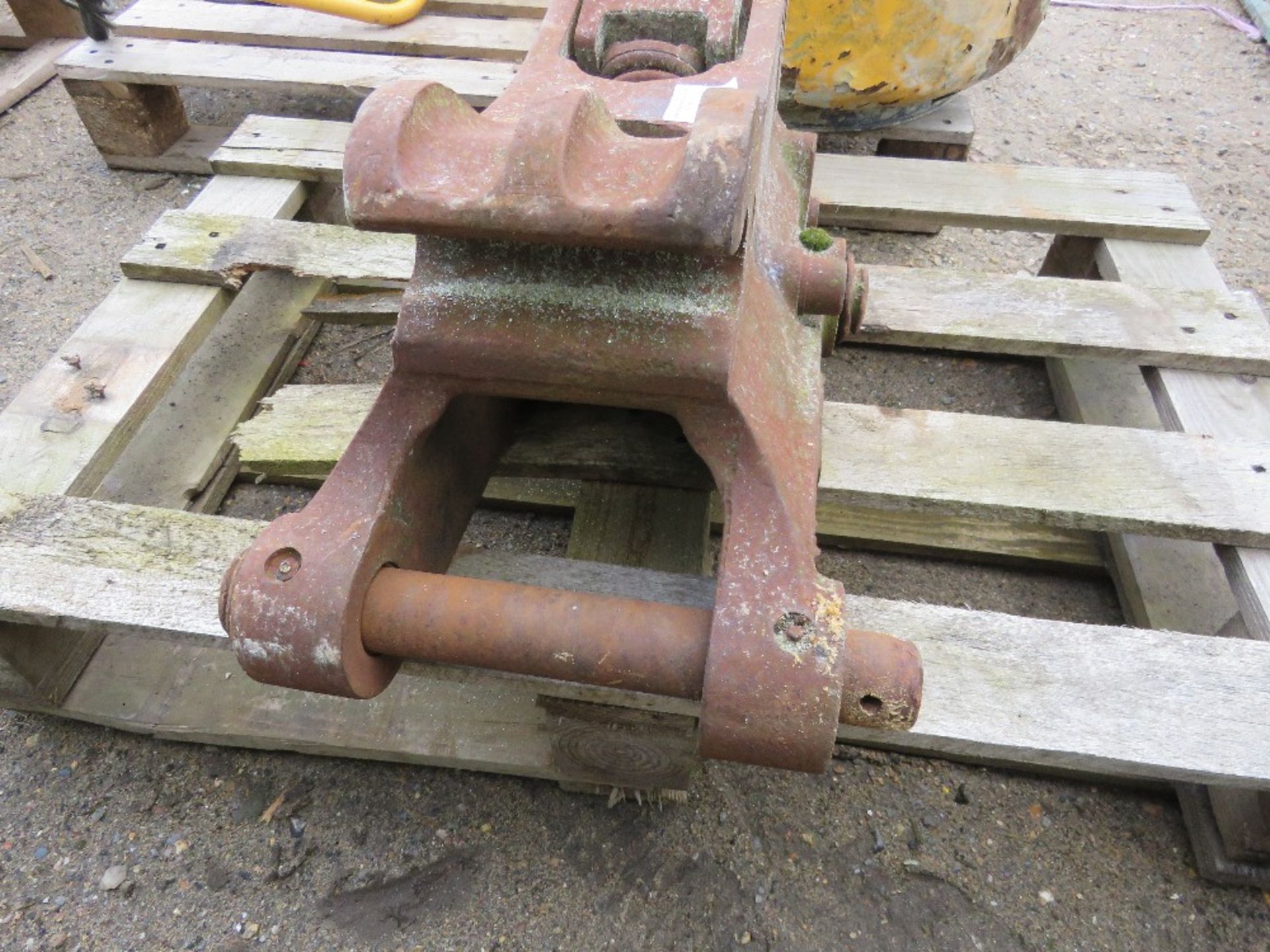 JCB MANUAL QUICK HITCH ON 45MM PINS.....THIS LOT IS SOLD UNDER THE AUCTIONEERS MARGIN SCHEME, THEREF - Image 3 of 6