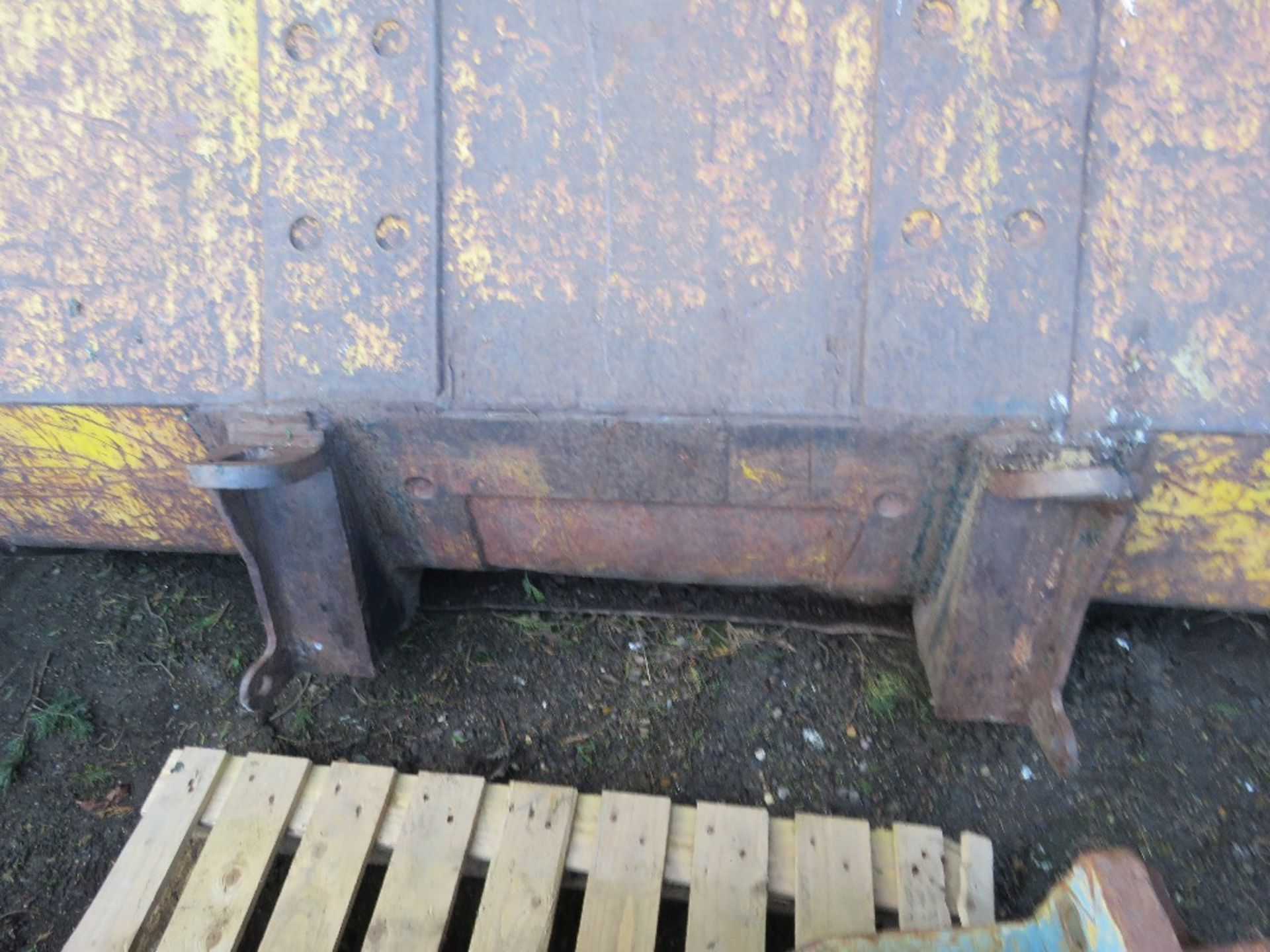 LARGE LOADING SHOVEL BUCKET, 8FT WIDTH APPROX, CONE AND PIN TYPE BRACKETS FITTED. - Image 4 of 5