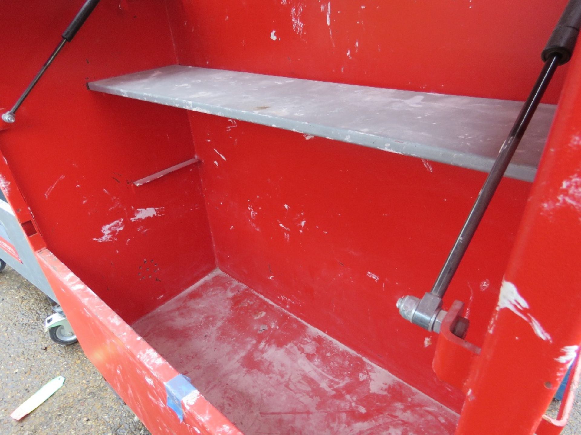 RED TOOL VAULT WITH KEY THX8475 - Image 6 of 6