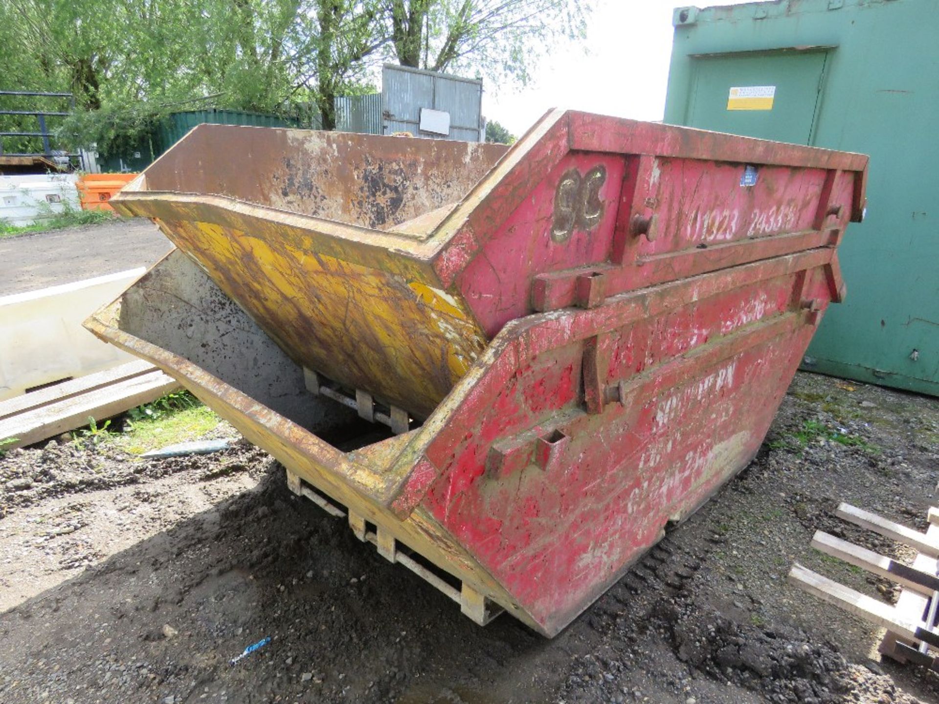2NO CHAIN LIFT WASTE SKIPS, 8 YARD CAPACITY APPROX. SOURCED FROM COMPANY LIQUIDATION. - Image 2 of 5