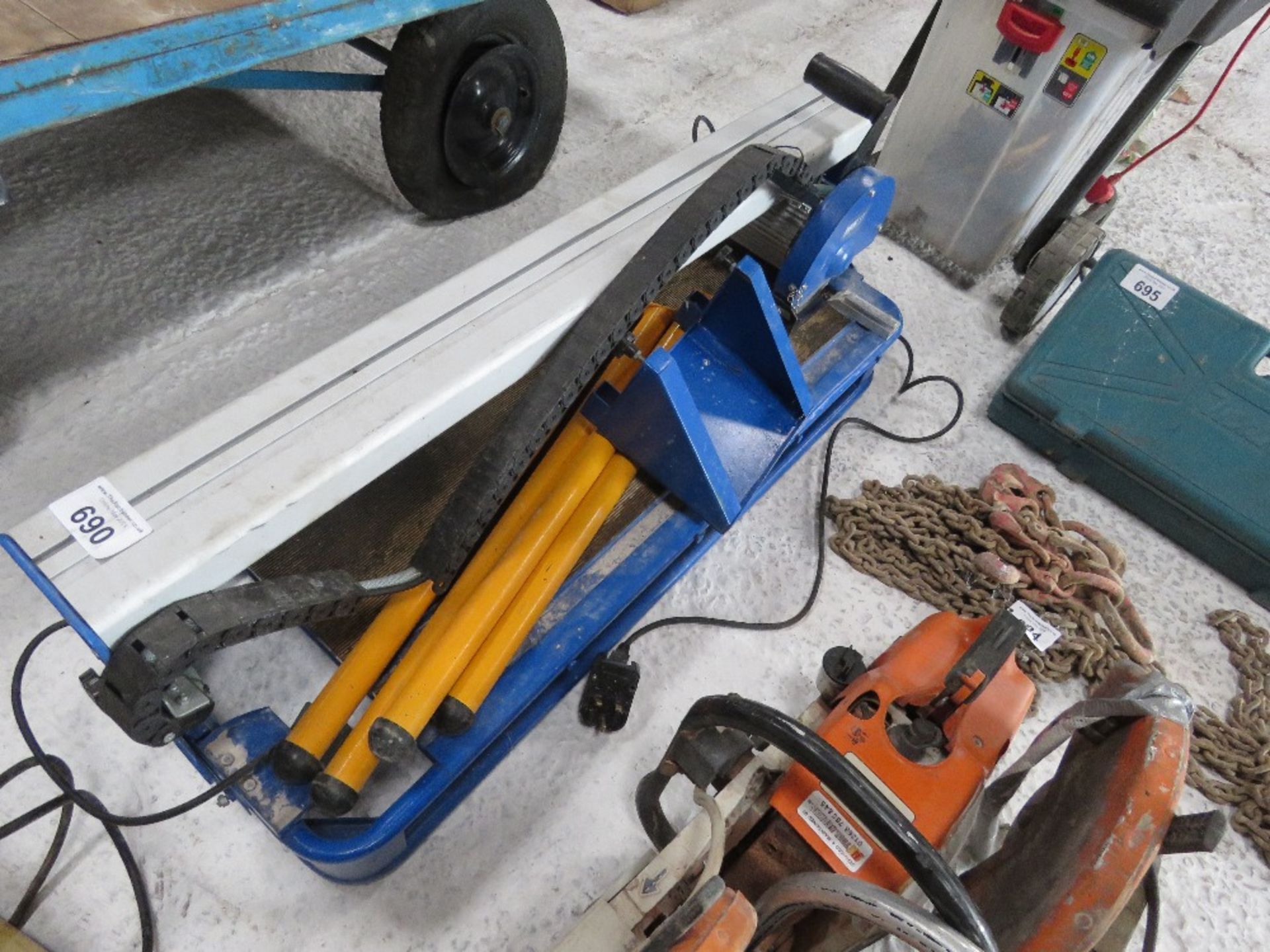 TILE CUTTING SAWBENCH 240VOLT POWERED.....THIS LOT IS SOLD UNDER THE AUCTIONEERS MARGIN SCHEME, THER