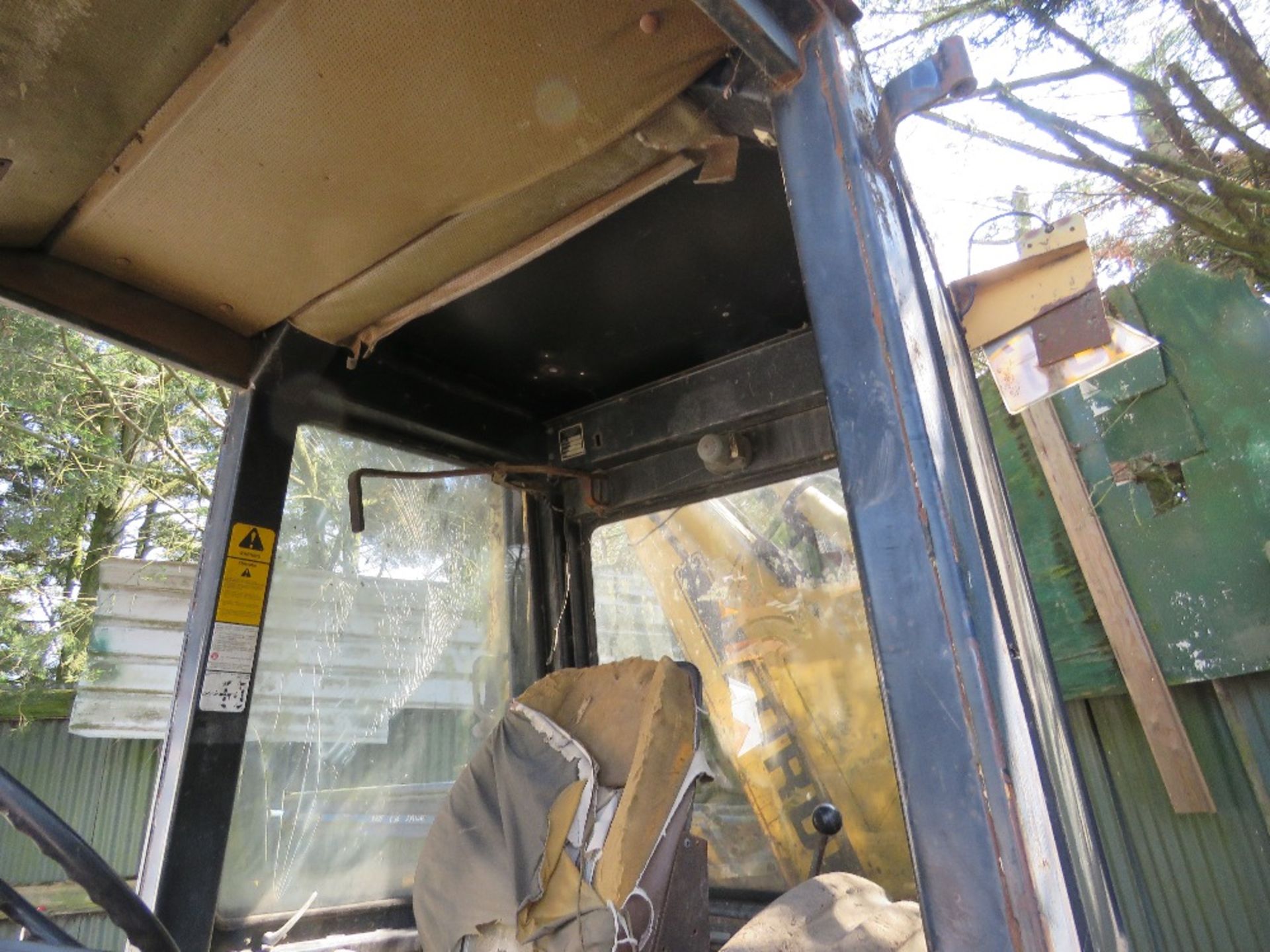 FORD 555 2WD BACKHOE LOADER WITH 4IN1 BUCKET. WHEN TESTED WAS SEEN TO RUN AND DRIVE AND DIG (NO BRAK - Image 17 of 23