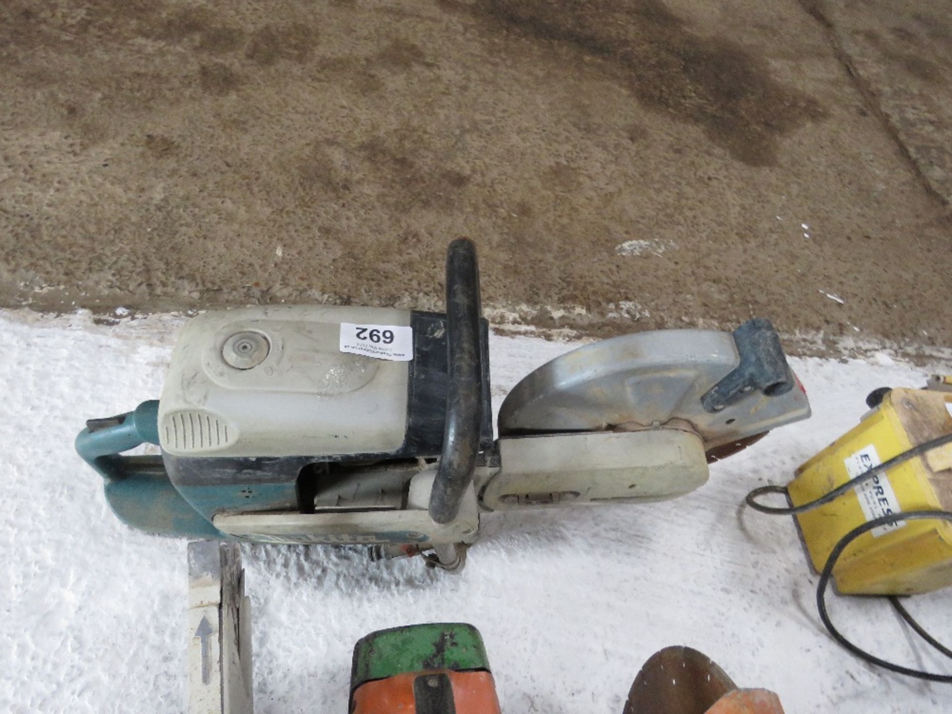 MAKITA PETROL CUT OFF SAW WITH BLADE.....THIS LOT IS SOLD UNDER THE AUCTIONEERS MARGIN SCHEME, THERE - Image 3 of 3
