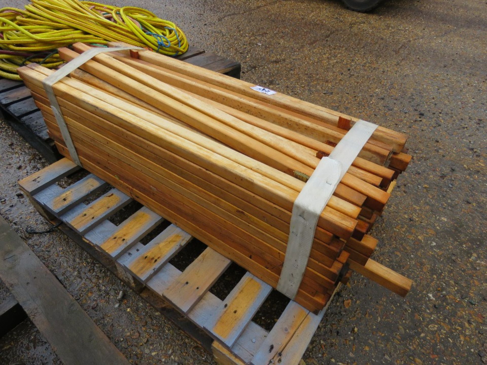 BUNDLE OF HARDWOOD MARKING OUT PEGS 0.97M LENGTH APPROX.....THIS LOT IS SOLD UNDER THE AUCTIONEERS M - Image 3 of 3