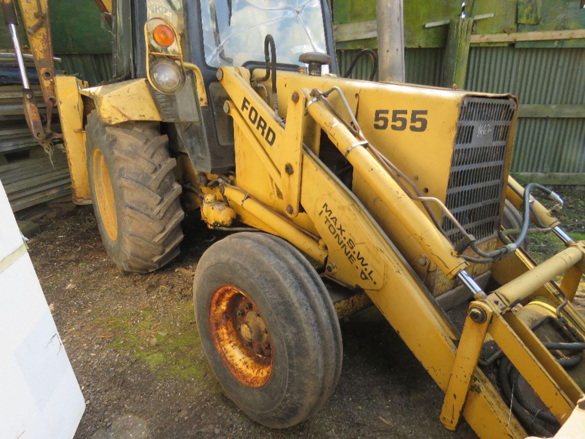 FORD 555 2WD BACKHOE LOADER WITH 4IN1 BUCKET. WHEN TESTED WAS SEEN TO RUN AND DRIVE AND DIG (NO BRAK - Image 4 of 23