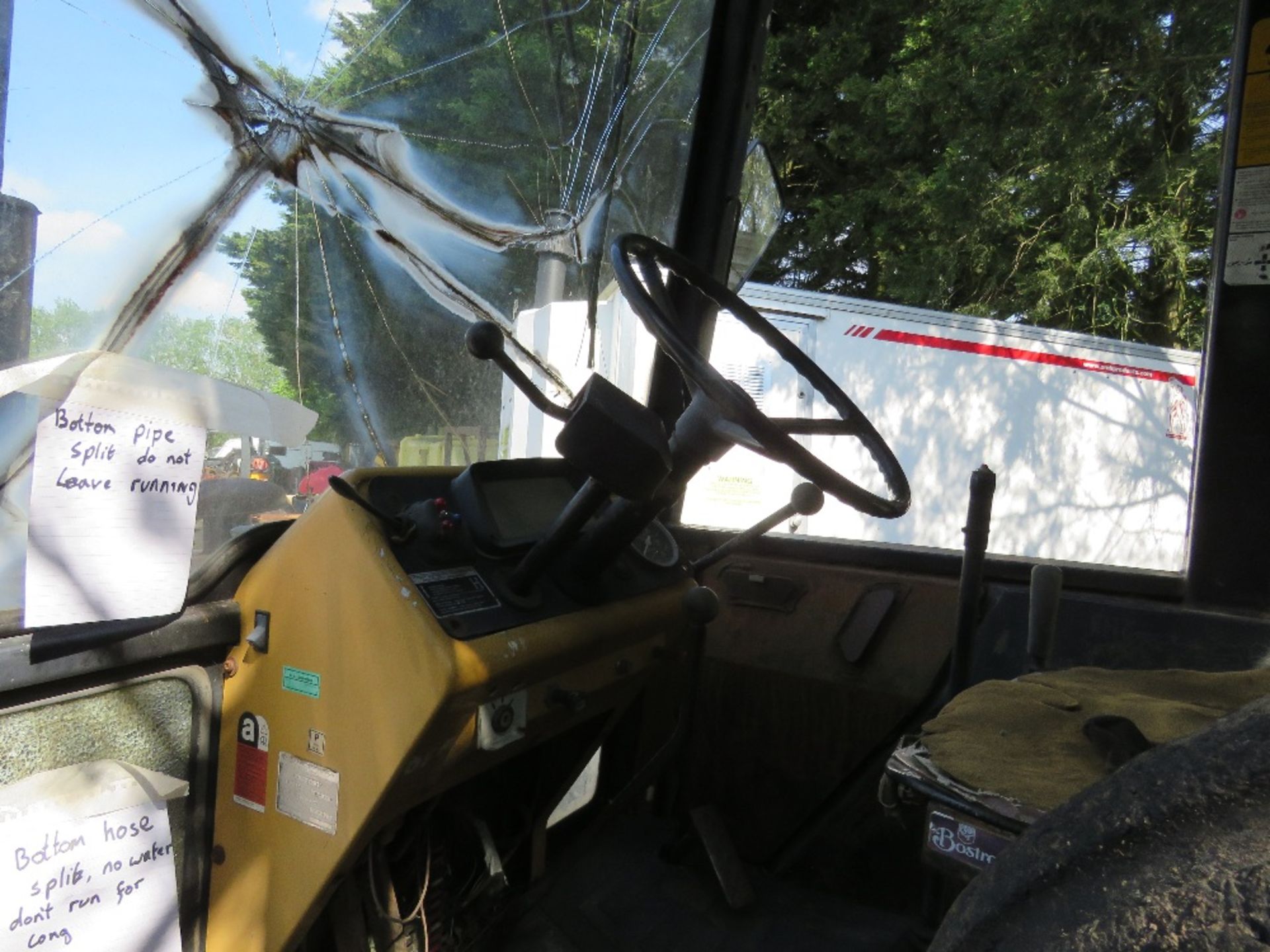 FORD 555 2WD BACKHOE LOADER WITH 4IN1 BUCKET. WHEN TESTED WAS SEEN TO RUN AND DRIVE AND DIG (NO BRAK - Image 18 of 23