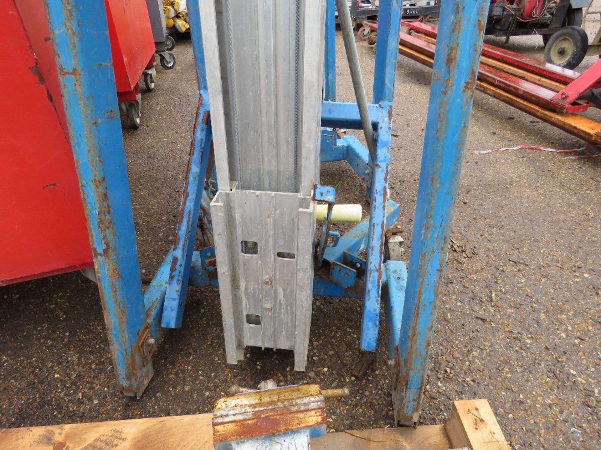GENIE SLA15 MANUAL MATERIAL HOIST WITH FORKS THX3336 - Image 2 of 8