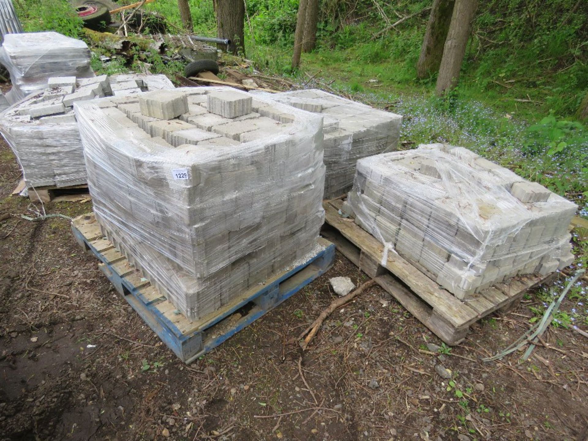 4 X PALLETS OF GREY PAVING BLOCKS.....THIS LOT IS SOLD UNDER THE AUCTIONEERS MARGIN SCHEME, THEREFO