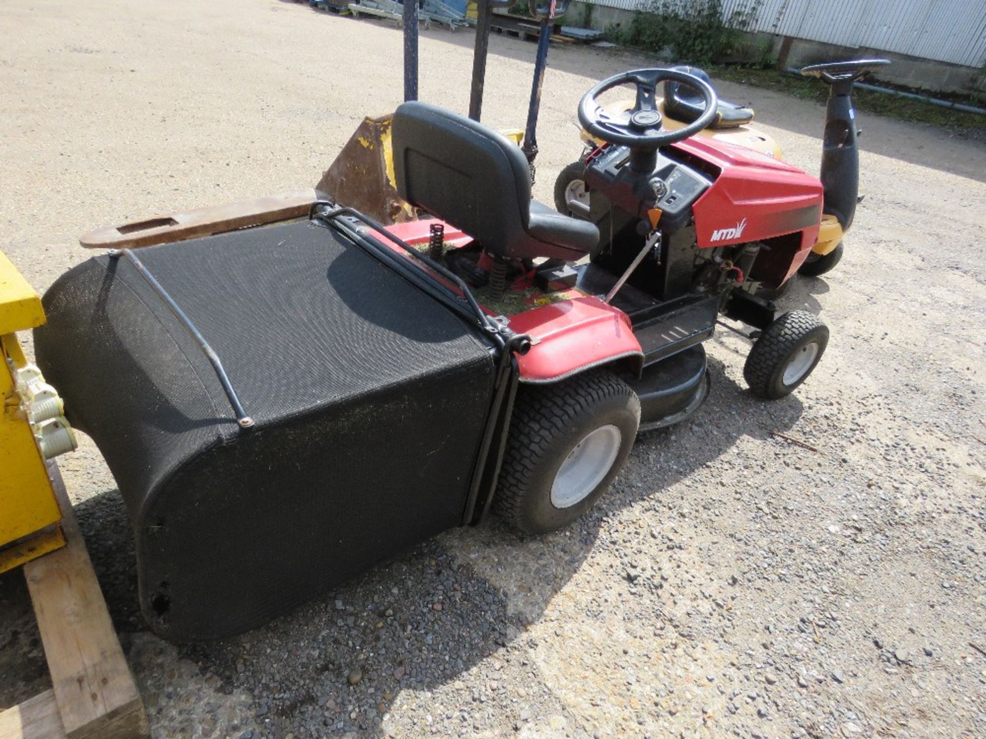 MTD RH115/76 RIDE ON MOWER WITH COLLECTOR. WHEN TESTED WAS SEEN TO DRIVE AND MOWERS ENGAGED (DRIVE S - Image 4 of 8