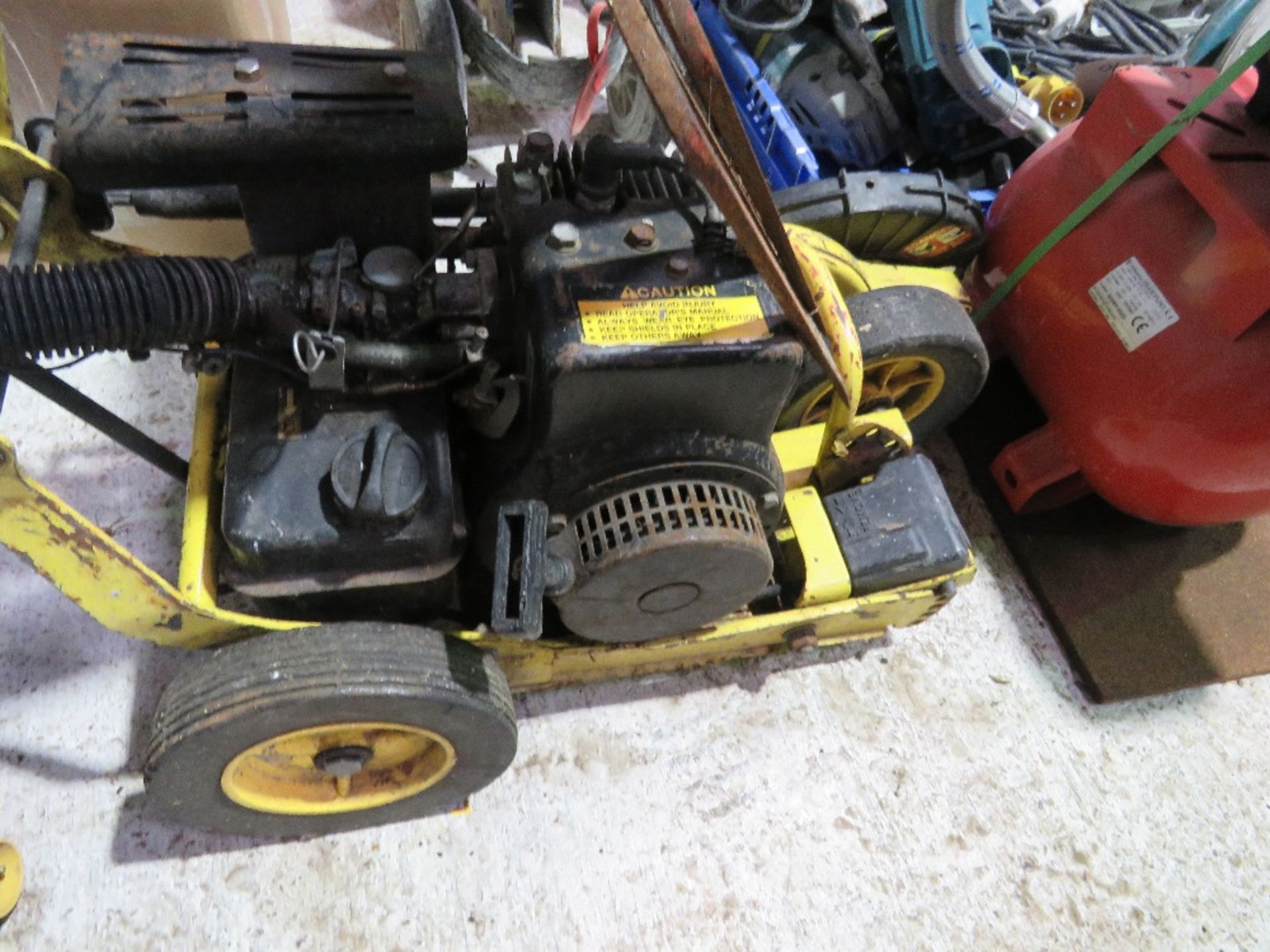 JOHN DEERE E35 PETROL ENGINED LAWN EDGER PLUS 2 X EDGING FORKS.OWNER MOVING HOUSE.....THIS LOT IS SO - Image 2 of 8