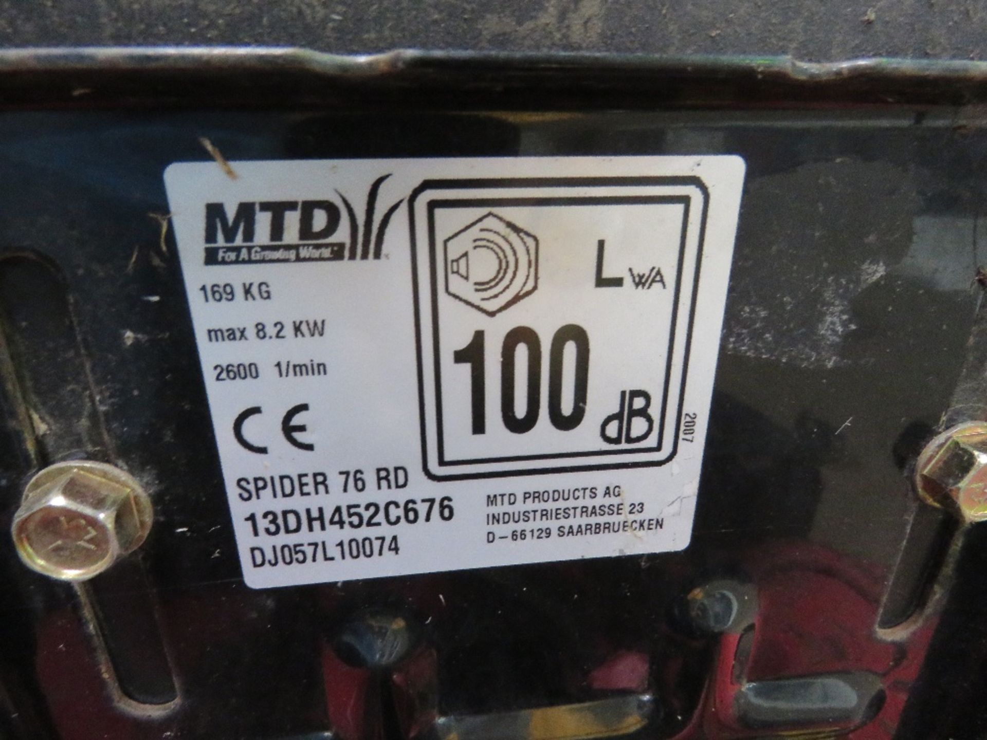 MTD SPIDER 76RD RIDER RIDE ON MOWER WITH COLLECTOR. WHEN BRIEFLY TESTED WAS SEEN TO RUN, DRIVE AND M - Image 7 of 10