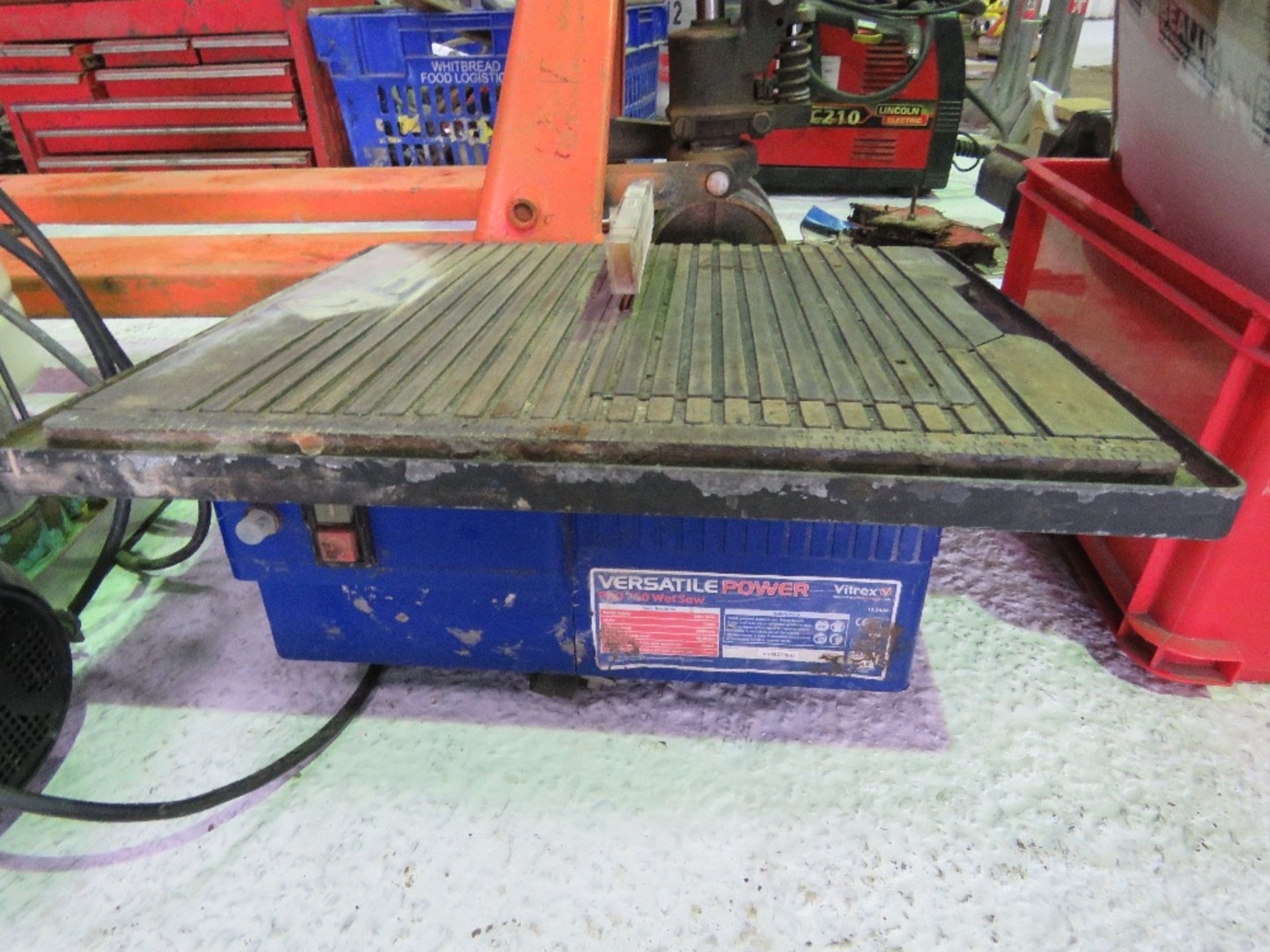 TILE SAW 240VOLT POWERED PLUS A MANUAL TILE CUTTER.....THIS LOT IS SOLD UNDER THE AUCTIONEERS MARGI - Image 2 of 5