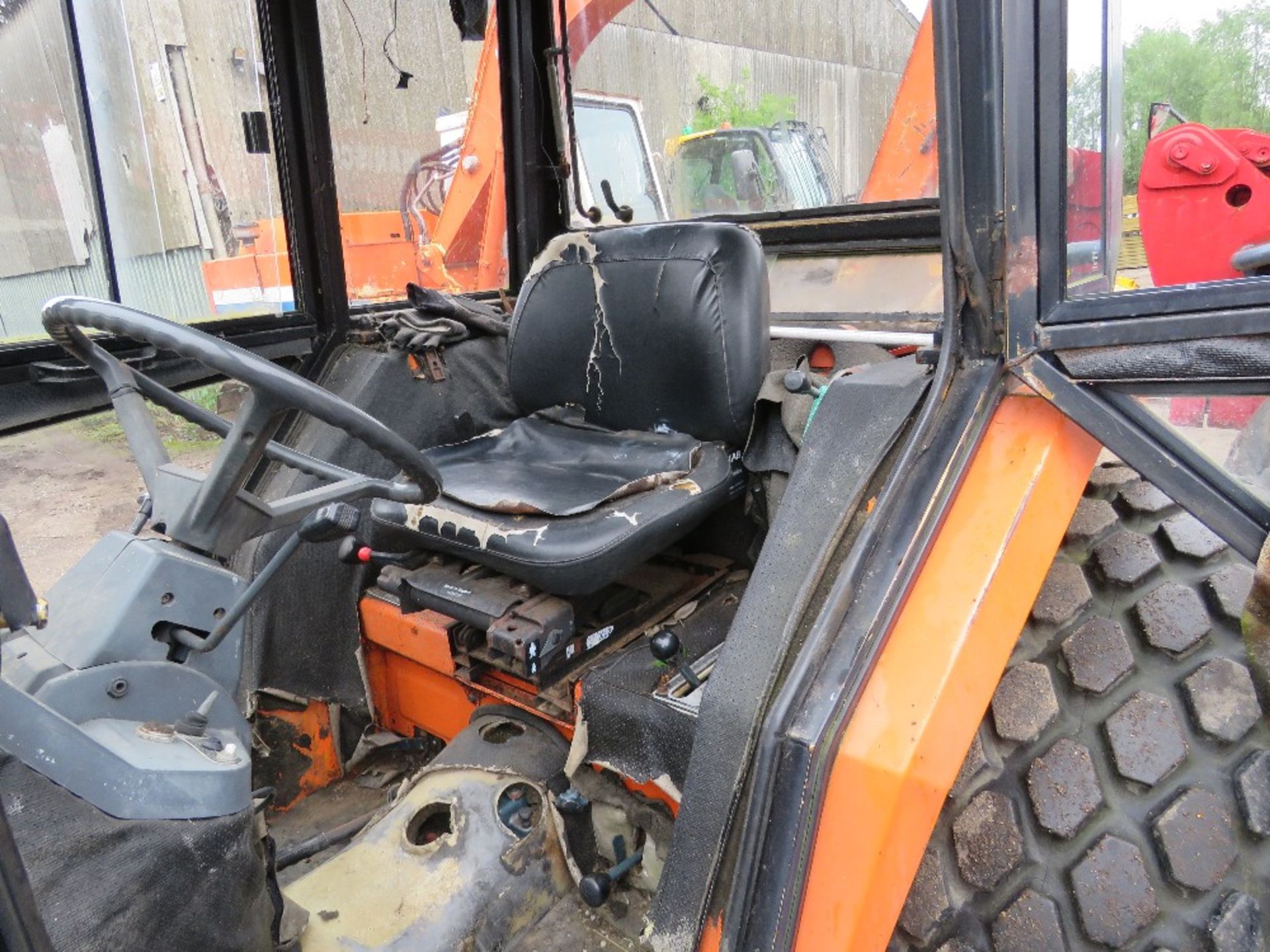 KUBOTA L4150 4WD TRACTOR WITH CAB AND GRASS TYRES. 50HP 6 CYLINDER ENGINE WITH SHUTTLE DIRECTION CHA - Image 10 of 16