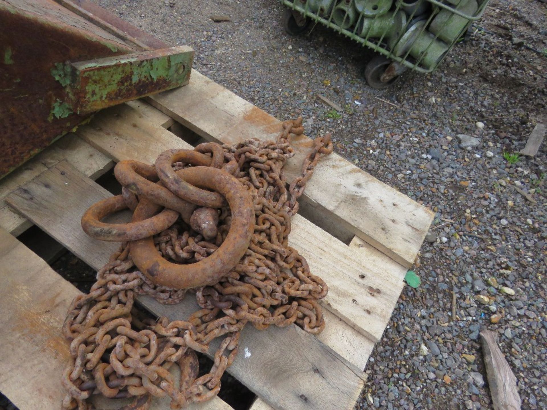 ASSORTD LIFTING CHAINS PLUS A ROLLER STAND.....THIS LOT IS SOLD UNDER THE AUCTIONEERS MARGIN SCHEME, - Image 4 of 5
