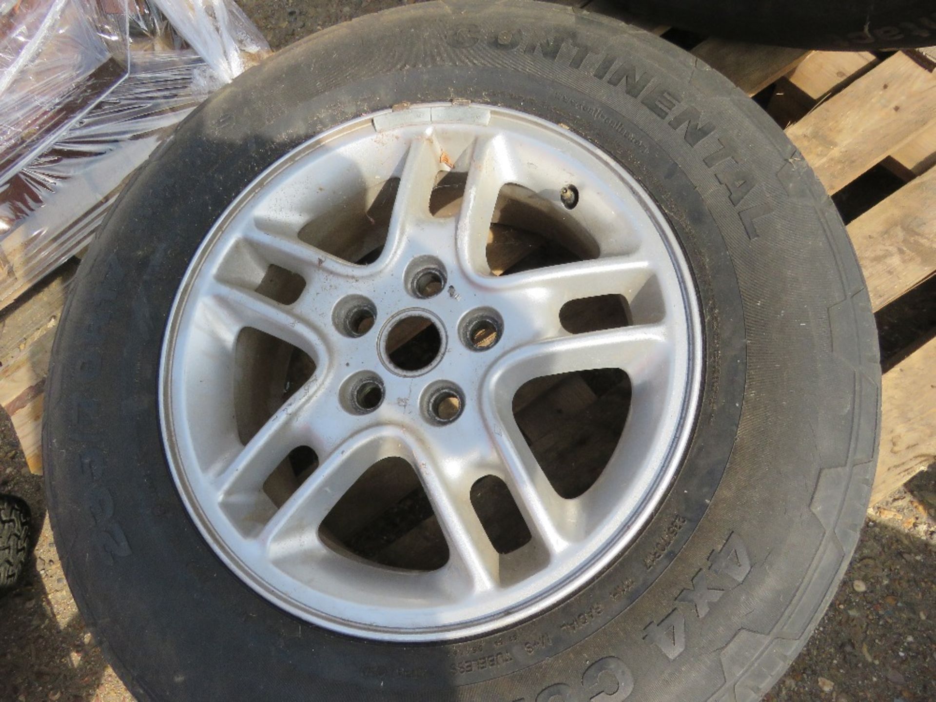 4NO ALLOY WHEELS AND TYRES 235-70 R17....THIS LOT IS SOLD UNDER THE AUCTIONEERS MARGIN SCHEME, THERE - Image 7 of 8