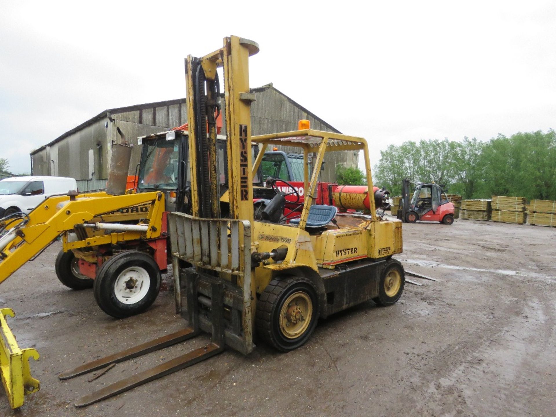 HYSTER GAS POWERED FORKLIFT TRUCK WITH SIDE SHIFT, 3.5 TONNE RATED LIFT CAPACITY. WHEN TESTED WAS SE - Image 2 of 11