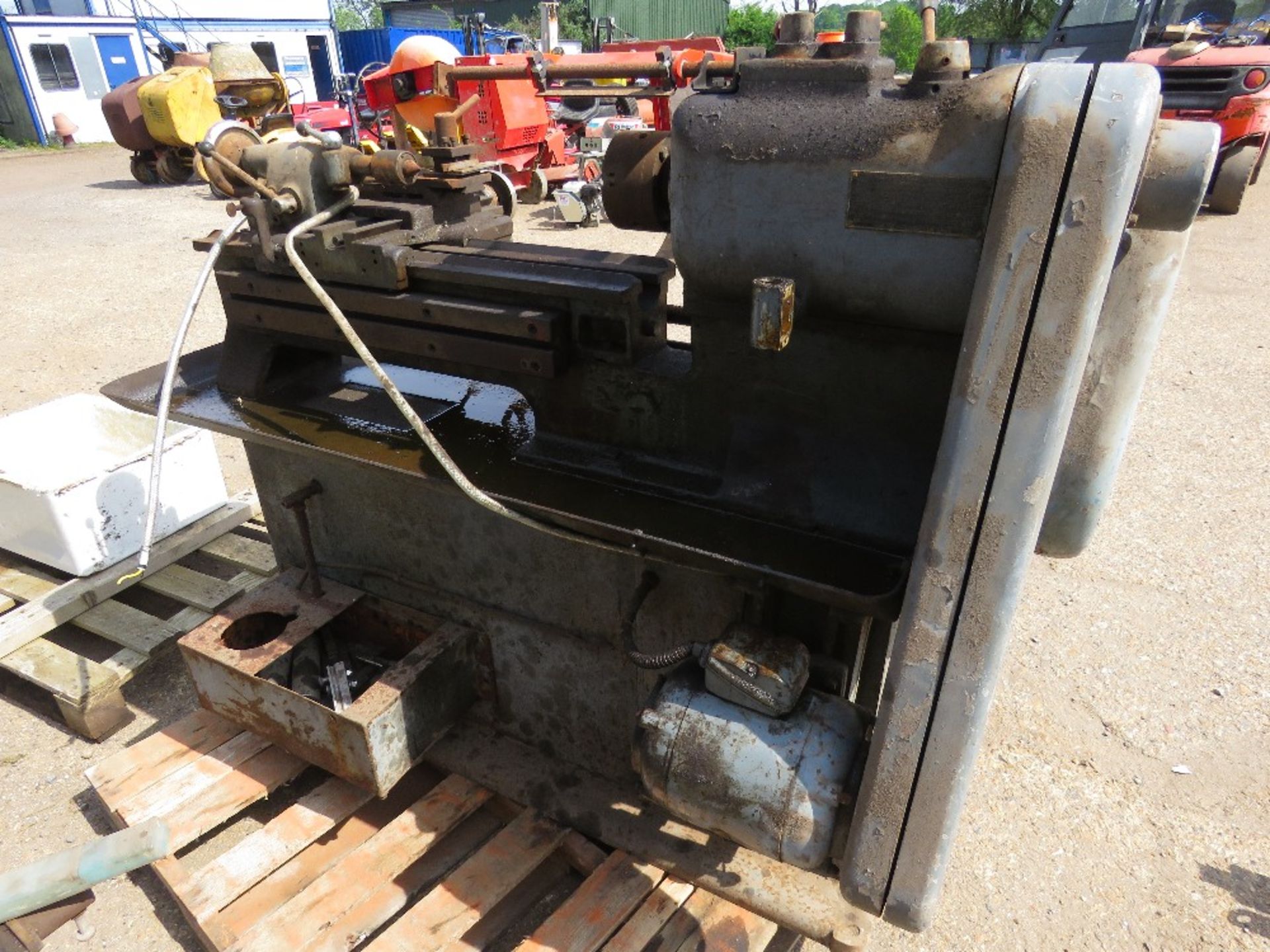 HARRISON 3 PHASE POWERED WORKSHOP LATHE.....THIS LOT IS SOLD UNDER THE AUCTIONEERS MARGIN SCHEME, TH - Image 6 of 8