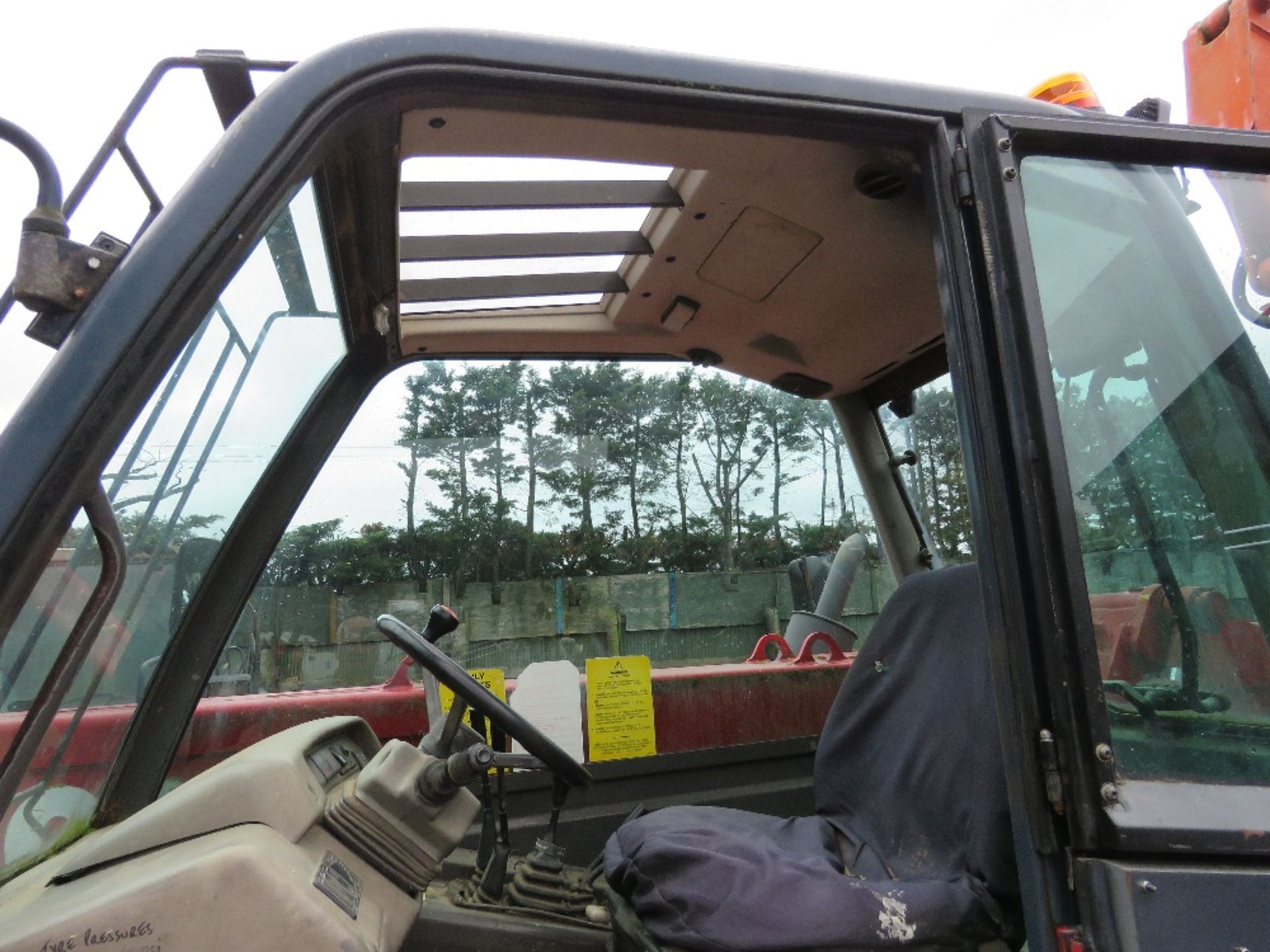 MANITOU MT1233S TELESCOPIC HANDLER, YEAR 2001 BUILD. 7946 REC HOURS. SN:1167930. THE TELEHANDLER IS - Image 9 of 13