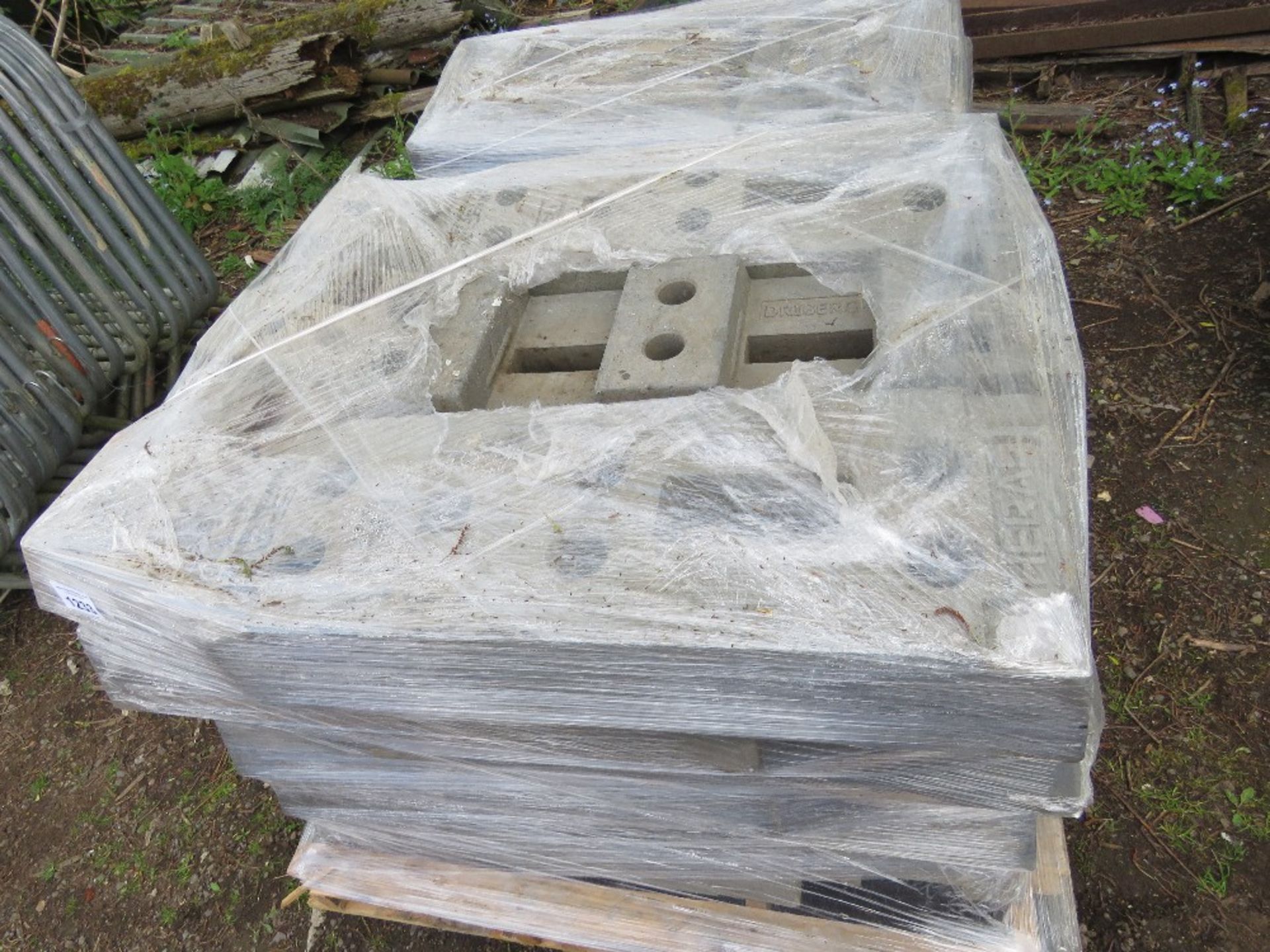 2 X PALLETS OF HERAS TYPE FENCE PANEL BASES/BLOCKS.....THIS LOT IS SOLD UNDER THE AUCTIONEERS MARGIN - Image 3 of 4