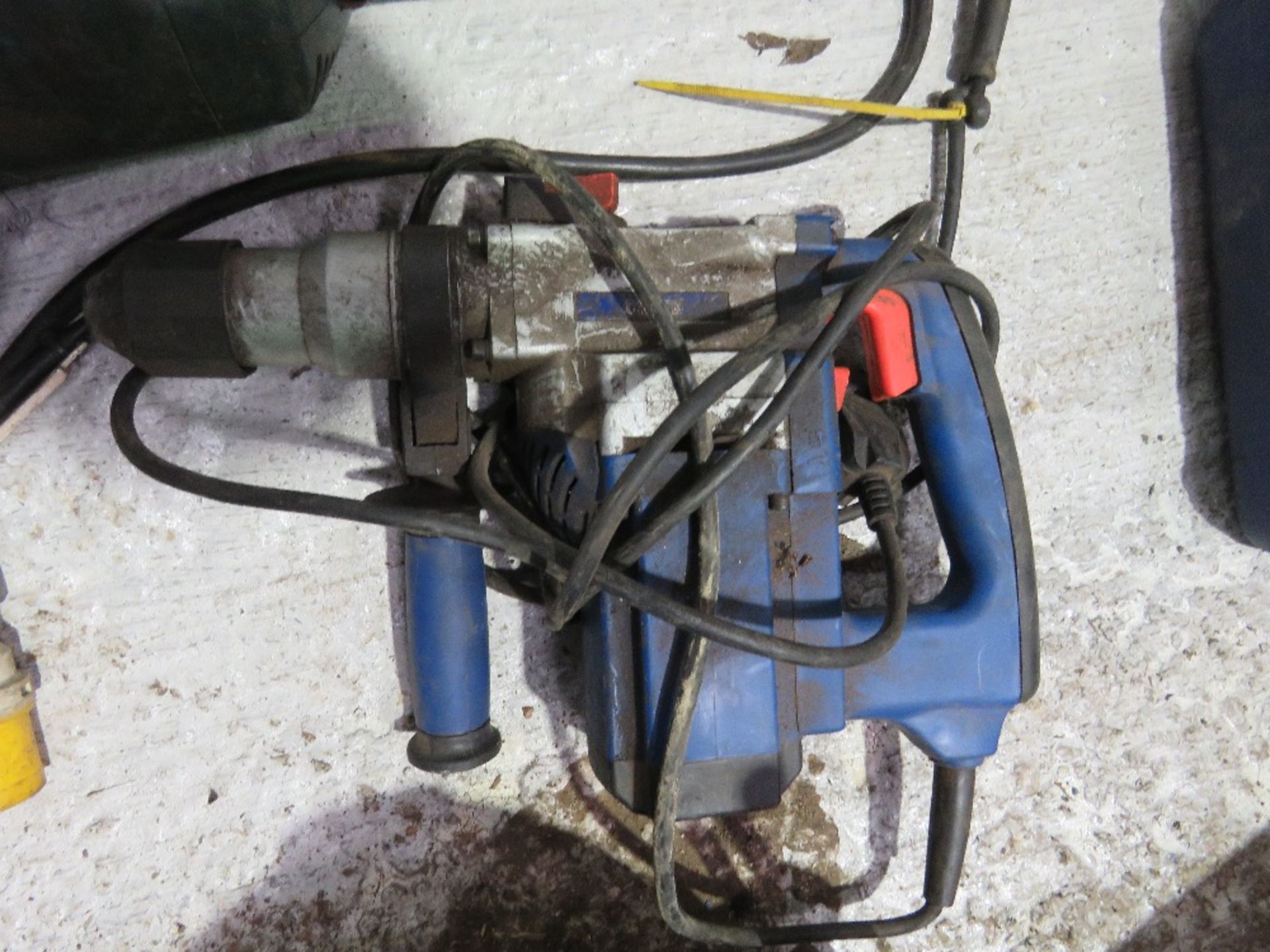 2 X BREAKER DRILLS PLUS A GRINDER.....THIS LOT IS SOLD UNDER THE AUCTIONEERS MARGIN SCHEME, THEREFOR - Bild 5 aus 8