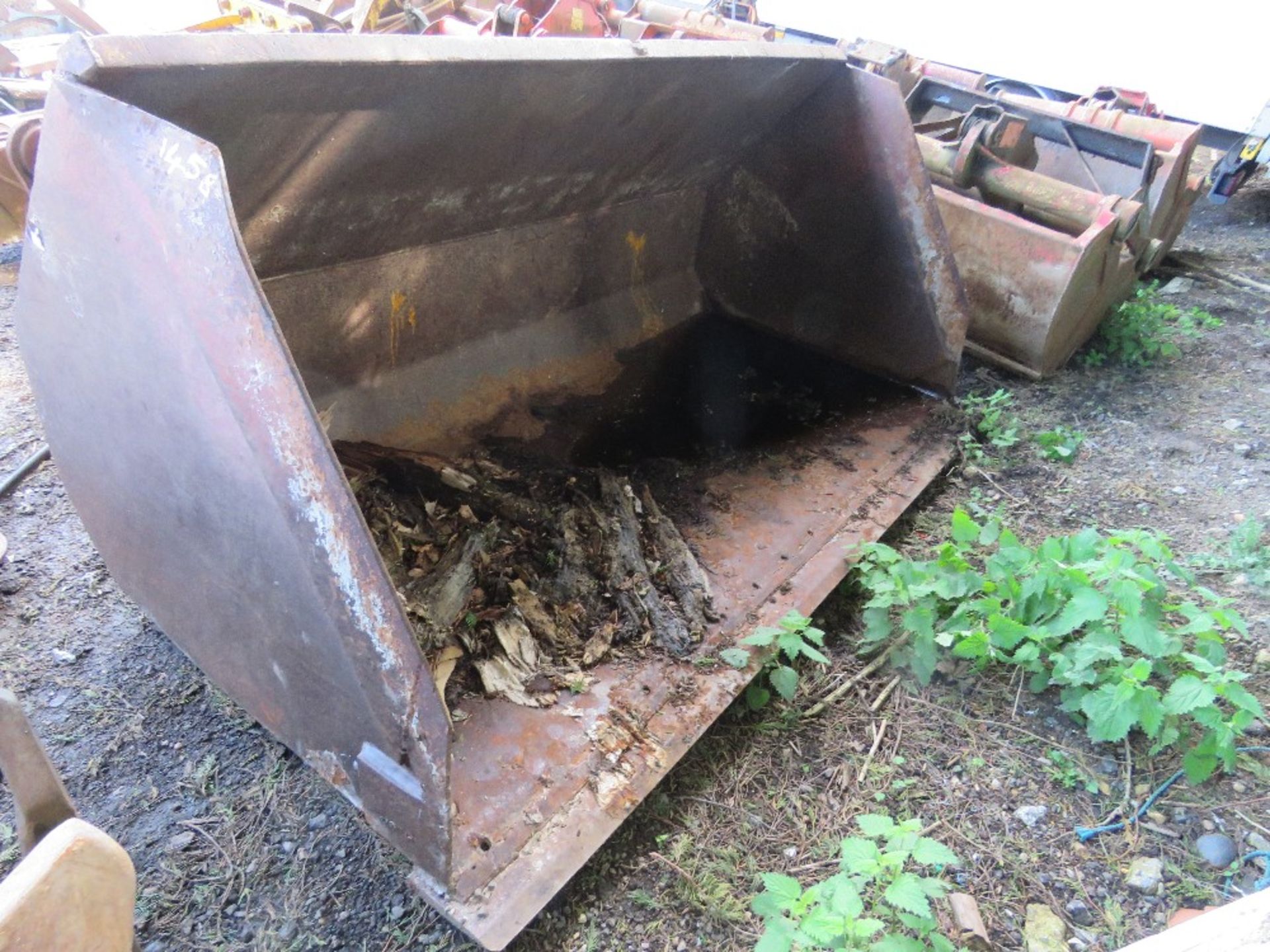 LARGE LOADING SHOVEL BUCKET, 8FT WIDTH APPROX, CONE AND PIN TYPE BRACKETS FITTED. - Image 2 of 5