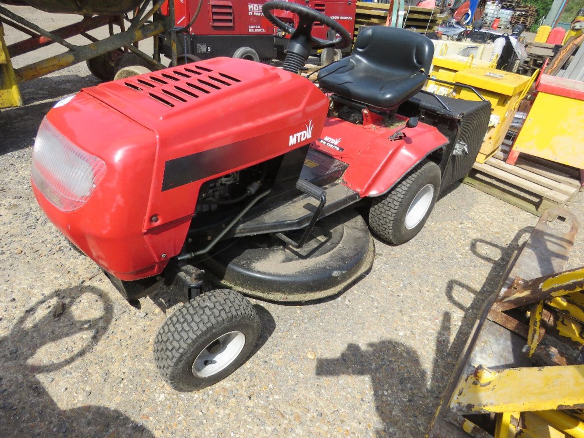 MTD RH115/76 RIDE ON MOWER WITH COLLECTOR. WHEN TESTED WAS SEEN TO DRIVE AND MOWERS ENGAGED (DRIVE S - Image 2 of 8