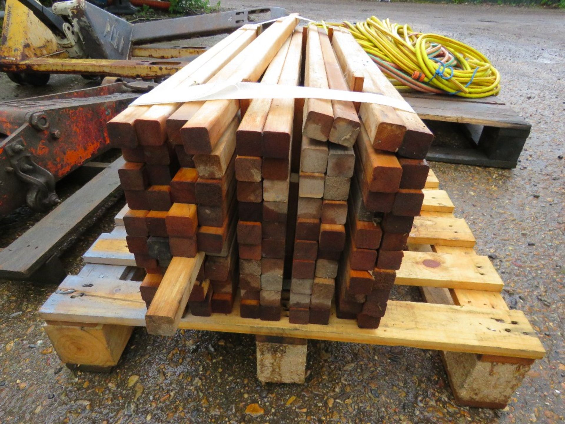 BUNDLE OF HARDWOOD MARKING OUT PEGS 0.97M LENGTH APPROX.....THIS LOT IS SOLD UNDER THE AUCTIONEERS M - Image 2 of 3