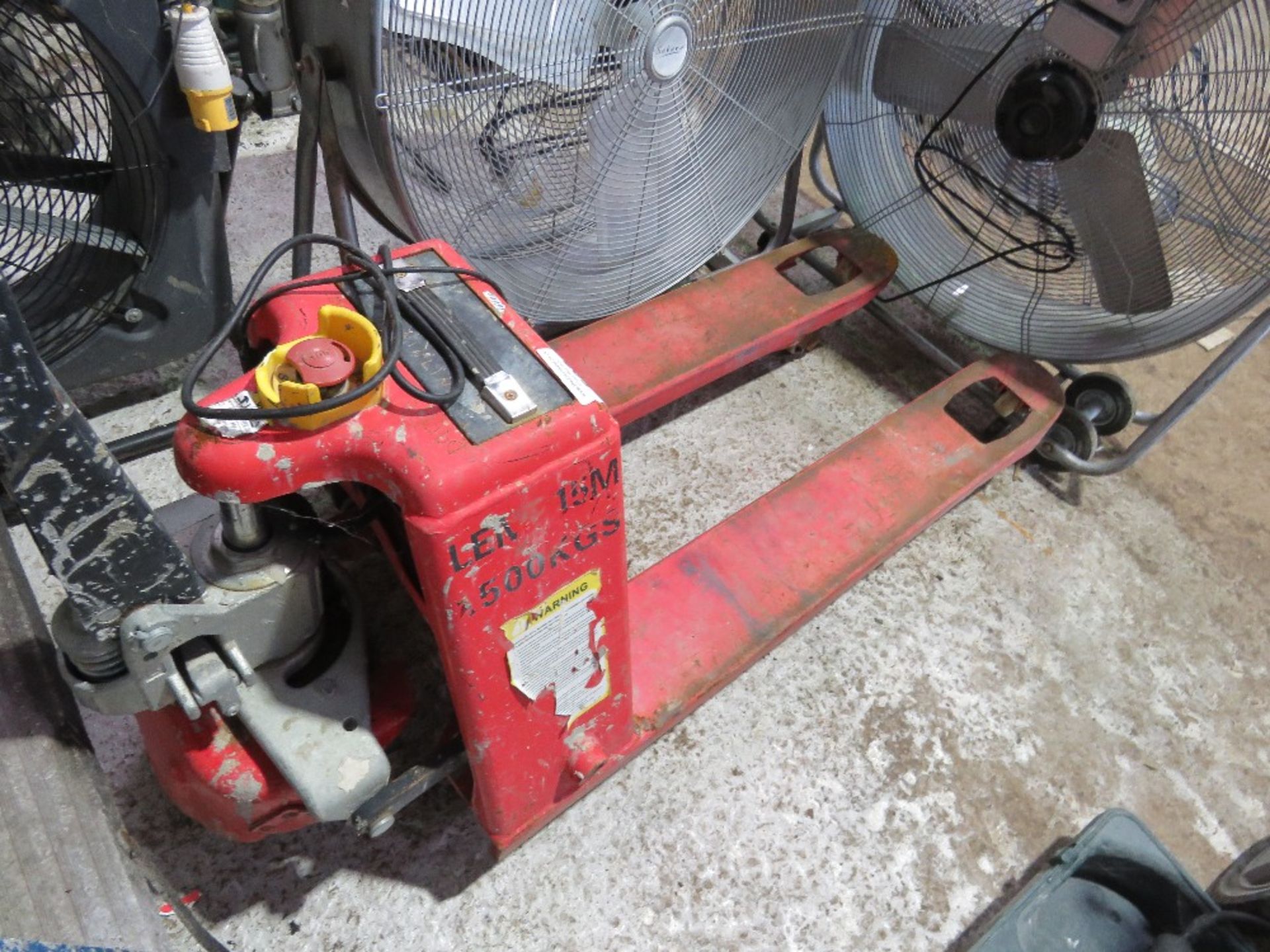 BATTERY POWERED PALLET TRUCK. WHEN TESTED WAS SEEN TO LIFT, LOWER AND DRIVE. WITH A CHARGER. - Image 2 of 6