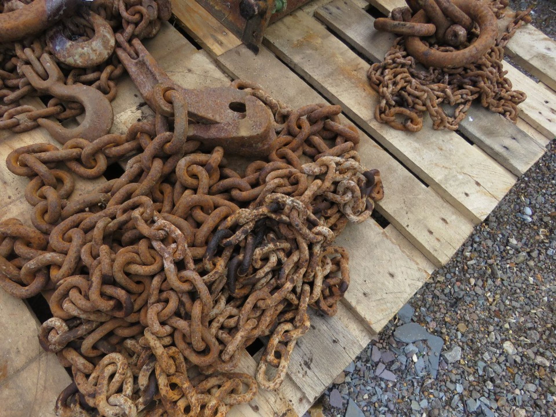 ASSORTD LIFTING CHAINS PLUS A ROLLER STAND.....THIS LOT IS SOLD UNDER THE AUCTIONEERS MARGIN SCHEME, - Image 2 of 5