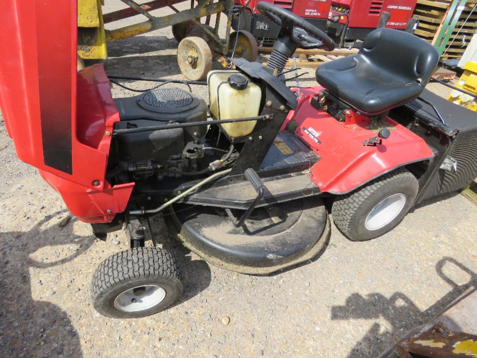 MTD RH115/76 RIDE ON MOWER WITH COLLECTOR. WHEN TESTED WAS SEEN TO DRIVE AND MOWERS ENGAGED (DRIVE S - Image 8 of 8