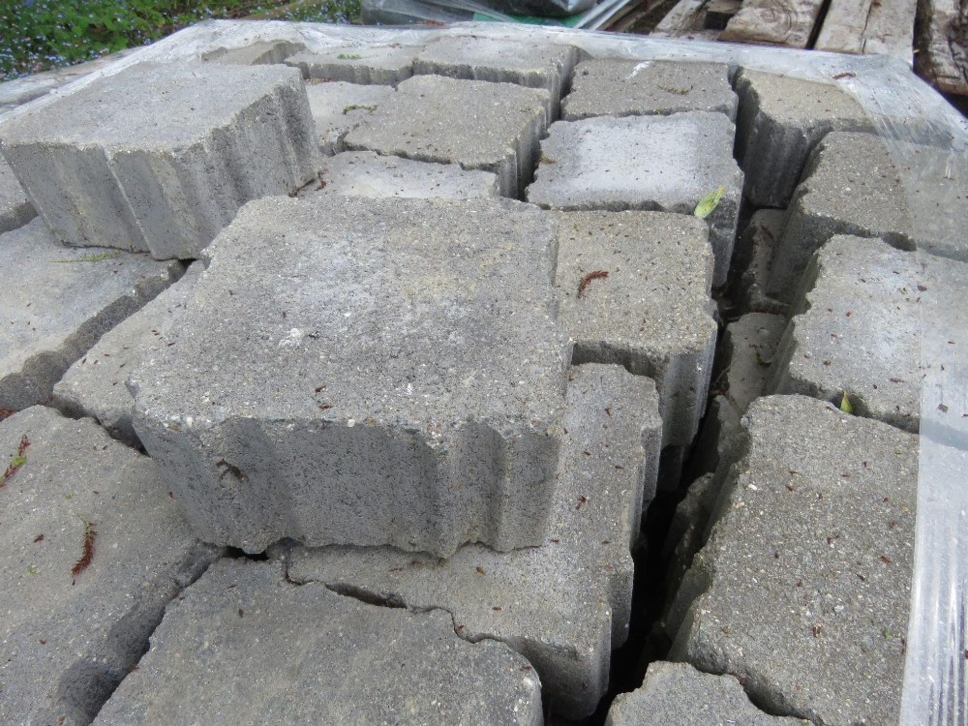 4 X PALLETS OF GREY PAVING BLOCKS.....THIS LOT IS SOLD UNDER THE AUCTIONEERS MARGIN SCHEME, THEREFO - Image 5 of 9